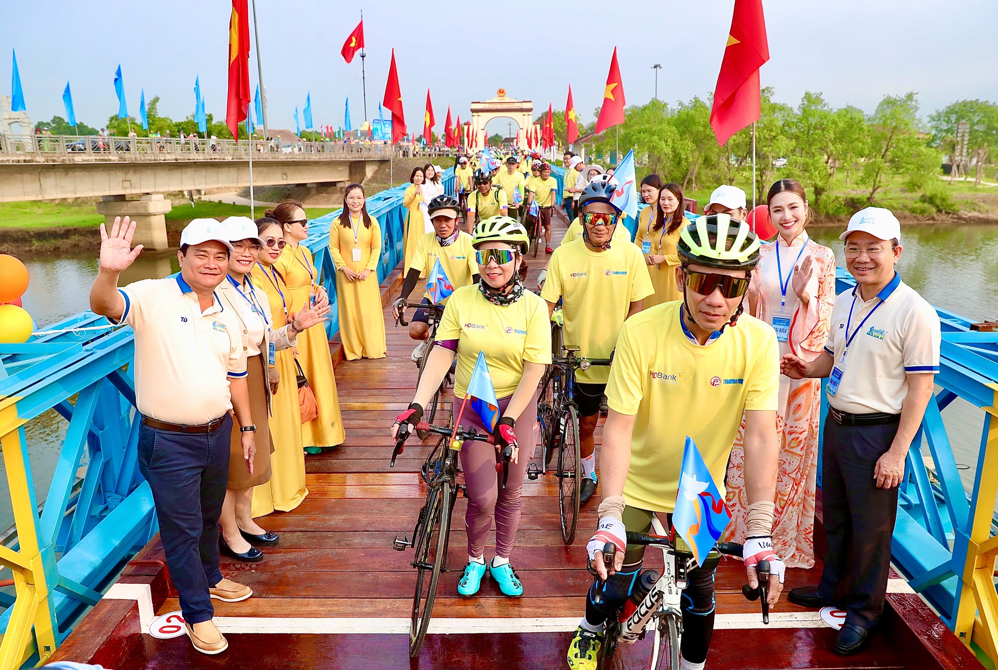 Những v&ograve;ng xe gửi th&ocirc;ng điệp h&ograve;a b&igrave;nh- Ảnh 1.