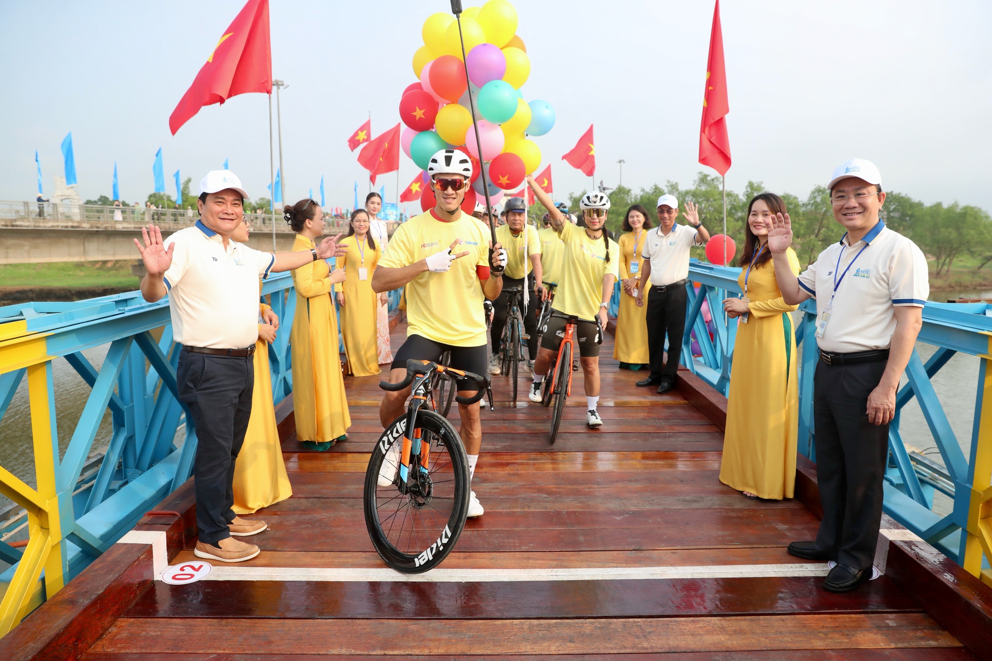 Những v&ograve;ng xe gửi th&ocirc;ng điệp h&ograve;a b&igrave;nh- Ảnh 3.