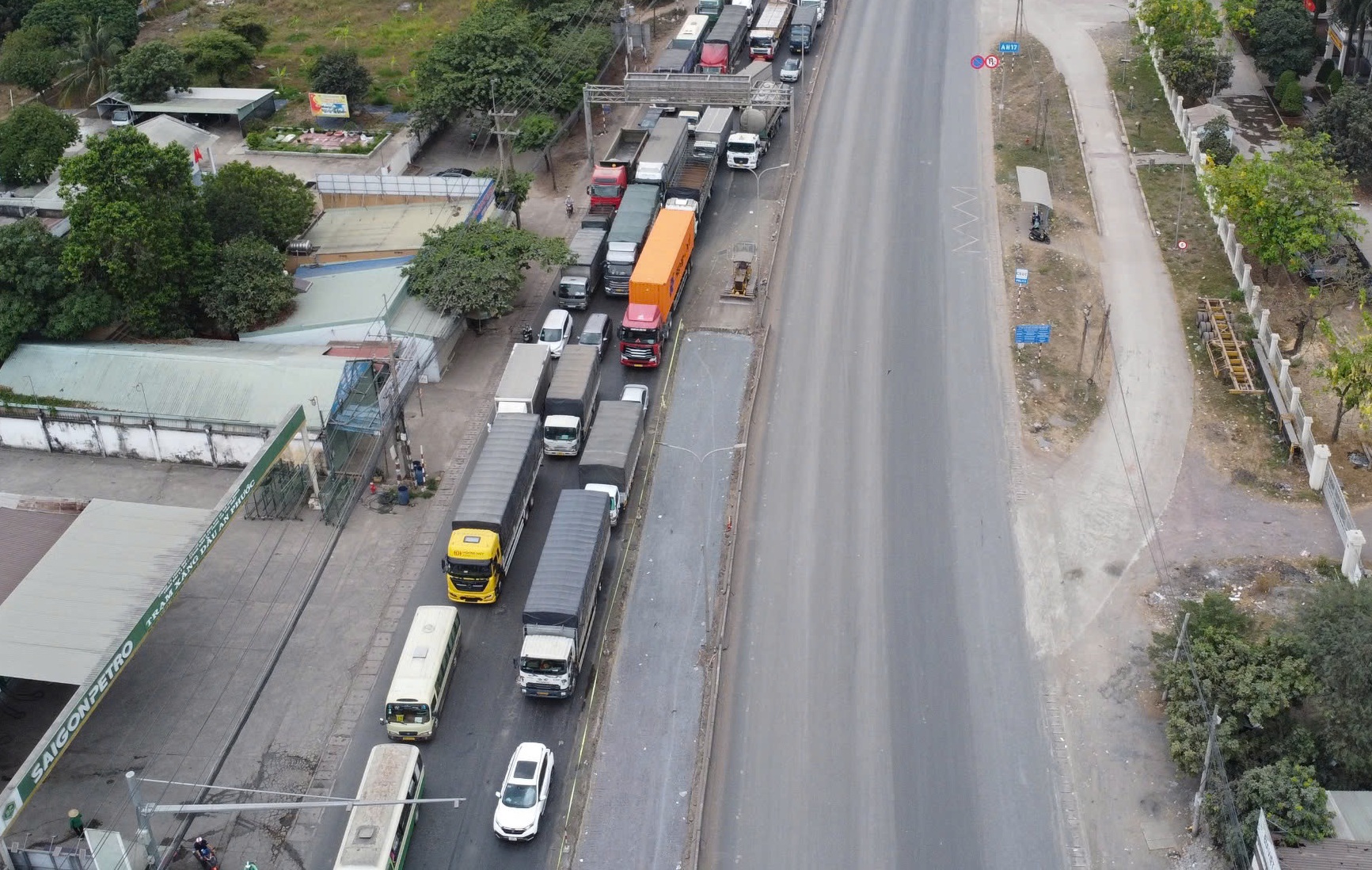 Chủ tịch tỉnh Đồng Nai chỉ đạo khắc phục ùn tắc giao thông trên quốc lộ 51- Ảnh 2.