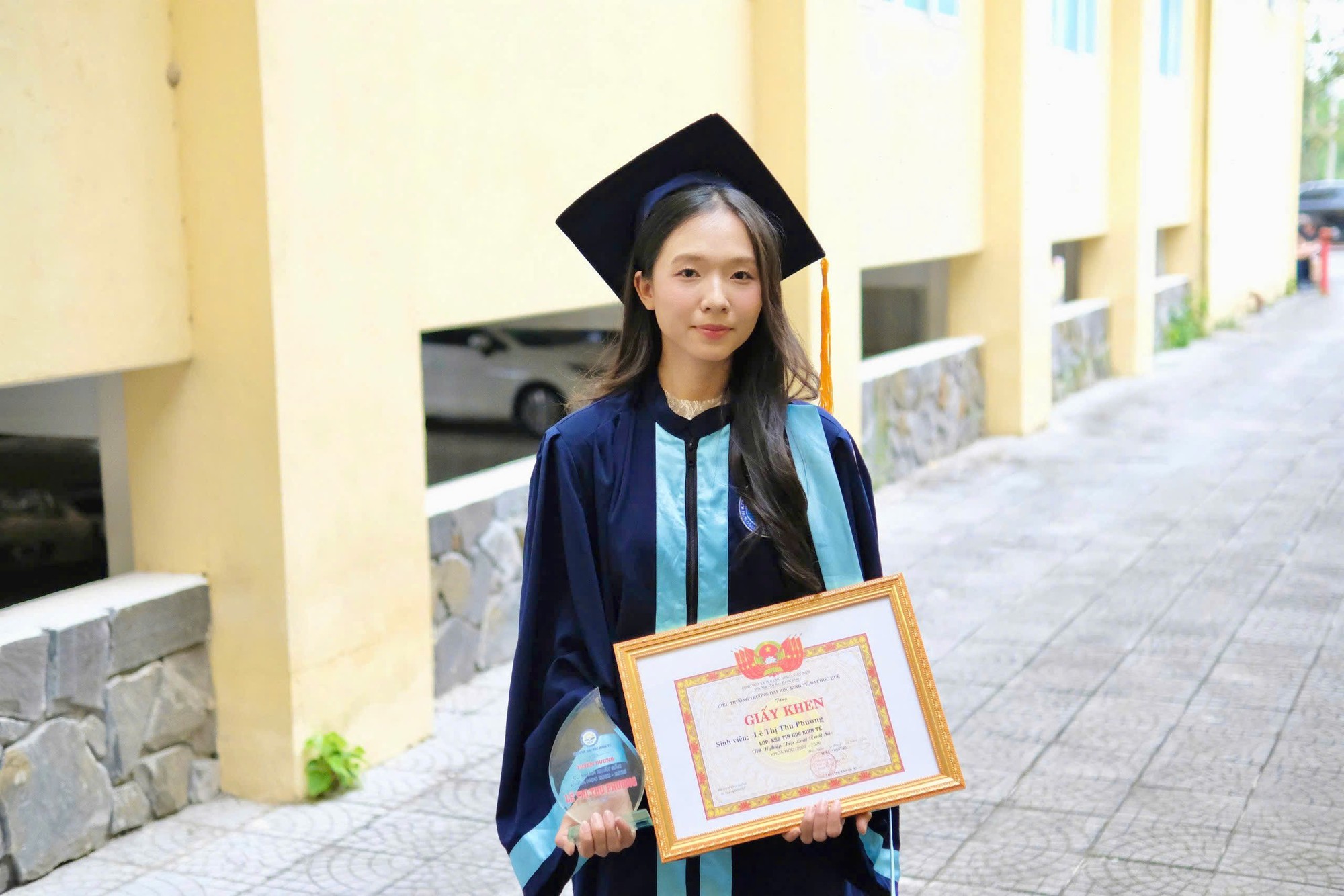 La estudiante con la mejor calificación, un promedio de 3.98/4, fue ...