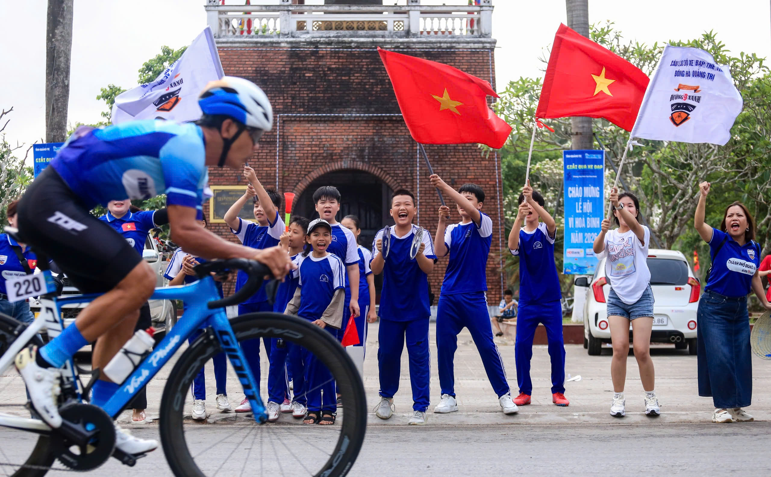 To&agrave;n cảnh Th&agrave;nh cổ Quảng Trị rộn r&agrave;ng nhịp b&aacute;nh xe lan tỏa th&ocirc;ng điệp h&ograve;a b&igrave;nh- Ảnh 6.