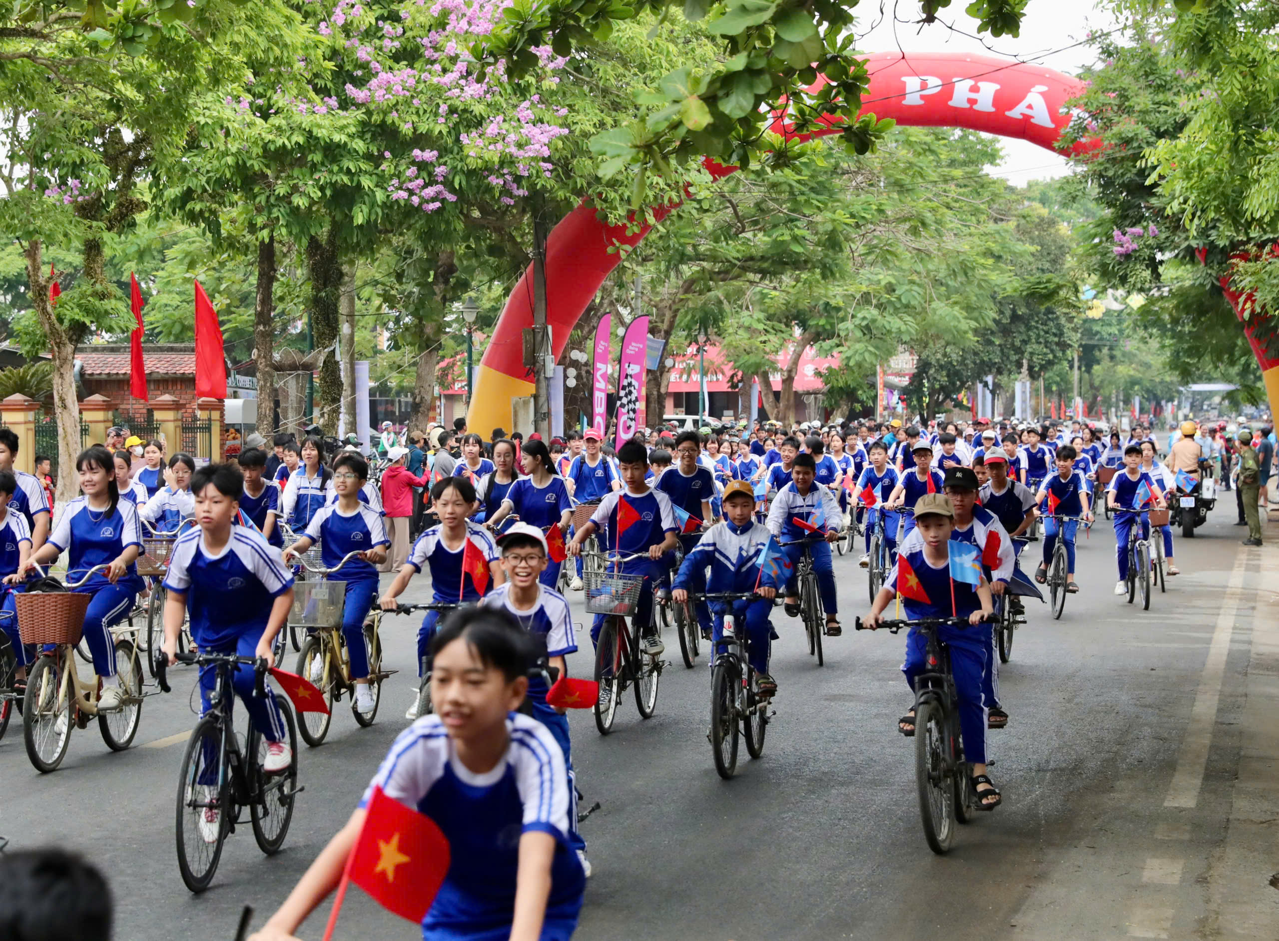 To&agrave;n cảnh Th&agrave;nh cổ Quảng Trị rộn r&agrave;ng nhịp b&aacute;nh xe lan tỏa th&ocirc;ng điệp h&ograve;a b&igrave;nh- Ảnh 3.