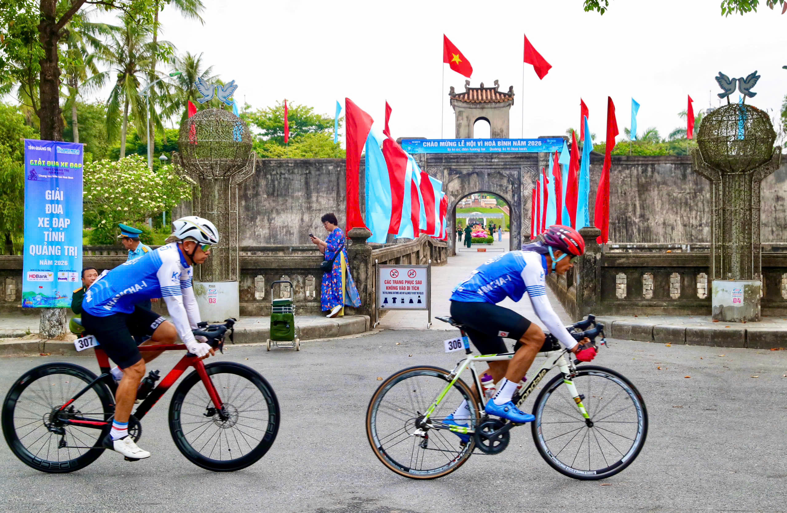 To&agrave;n cảnh Th&agrave;nh cổ Quảng Trị rộn r&agrave;ng nhịp b&aacute;nh xe lan tỏa th&ocirc;ng điệp h&ograve;a b&igrave;nh- Ảnh 20.