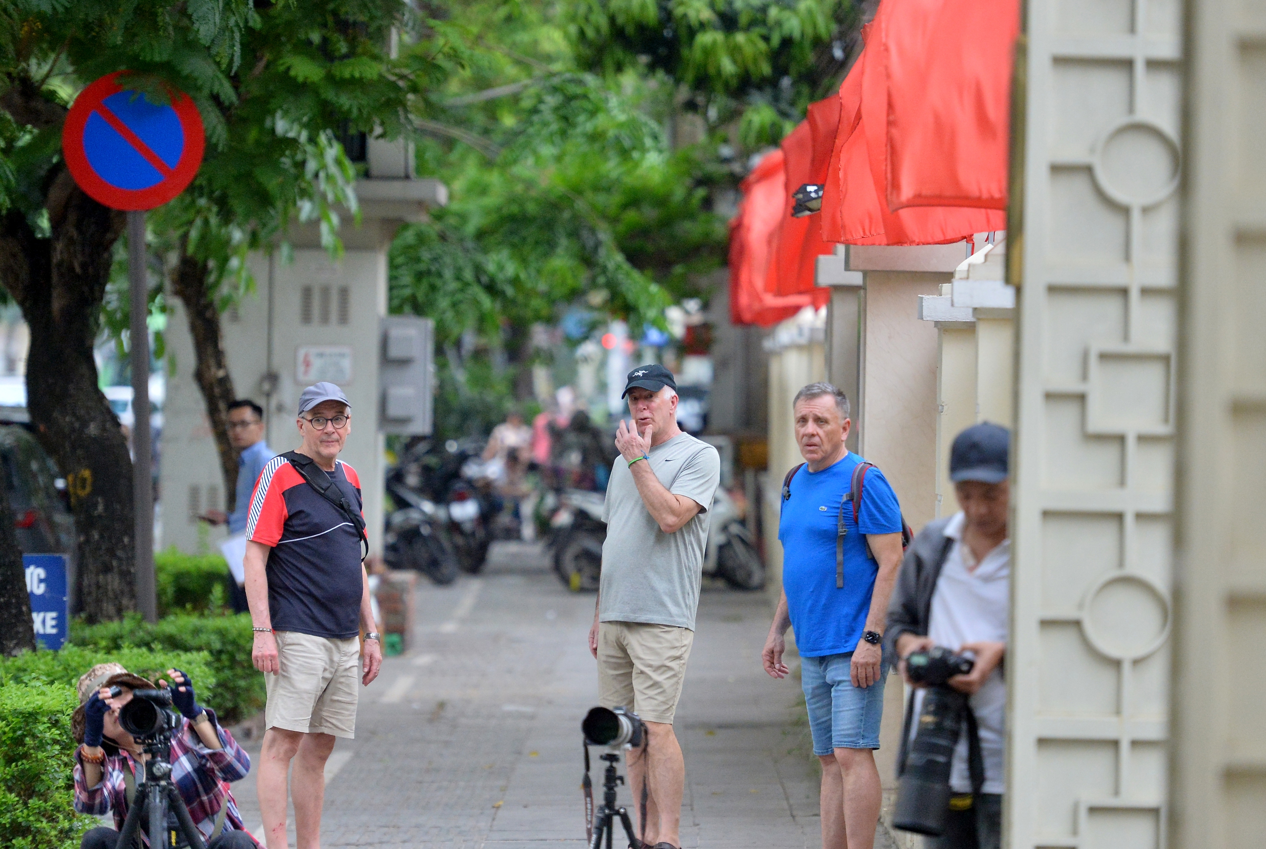 Ngắm đ&agrave;n giẻ c&ugrave;i 'dạo phố' H&agrave; Nội - Ảnh 2.