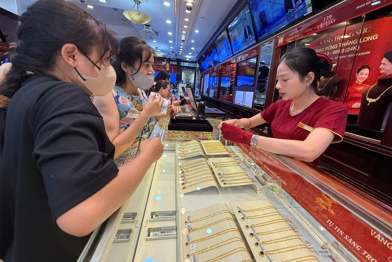 Chênh lệch giá vàng giảm nhanh, đầu tư vàng không còn  'sáng cửa'- Ảnh 2.