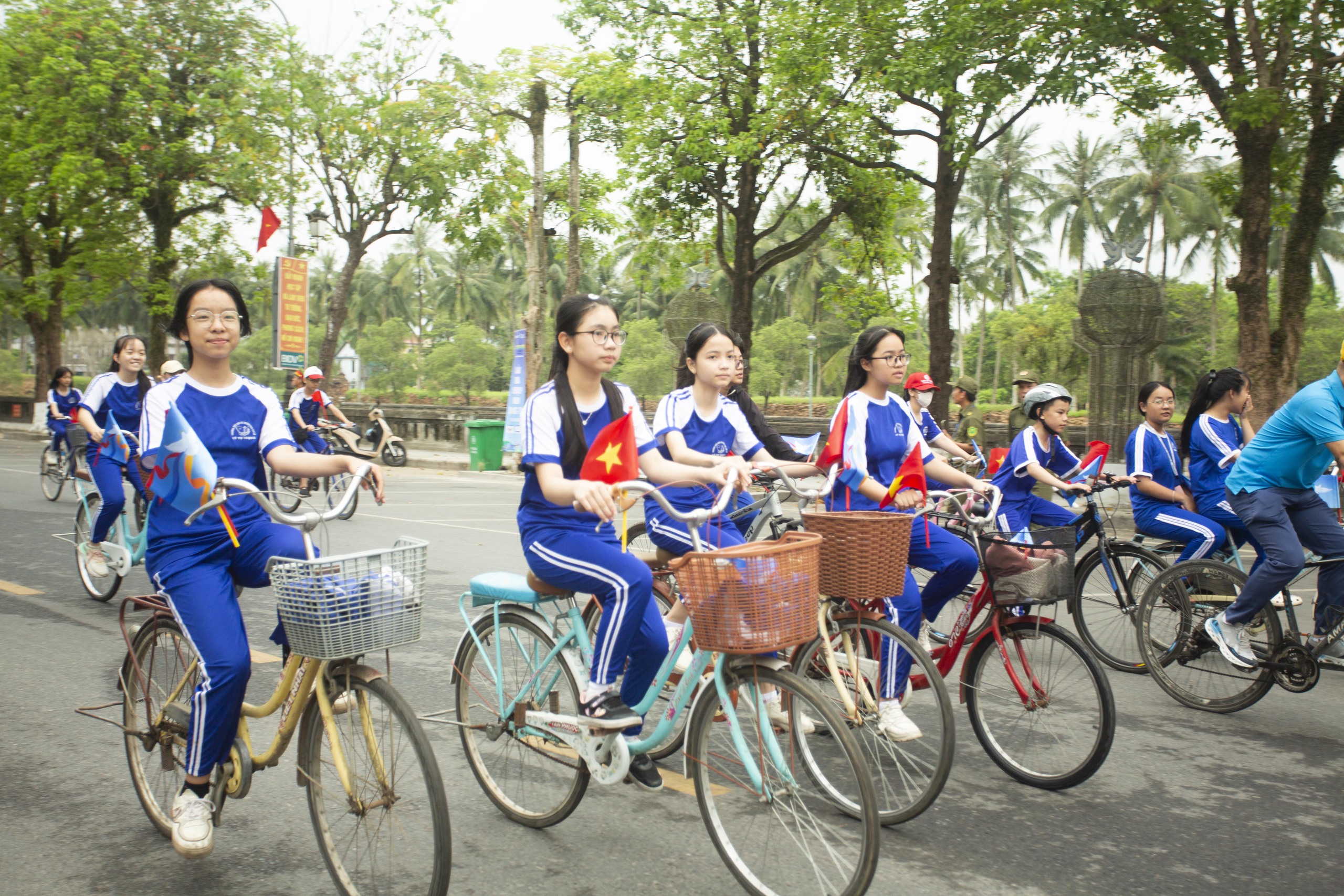 Người d&acirc;n v&agrave; du kh&aacute;ch th&agrave;nh cổ h&agrave;o hứng chứng kiến h&agrave;ng trăm tay đua tranh t&agrave;i- Ảnh 3.