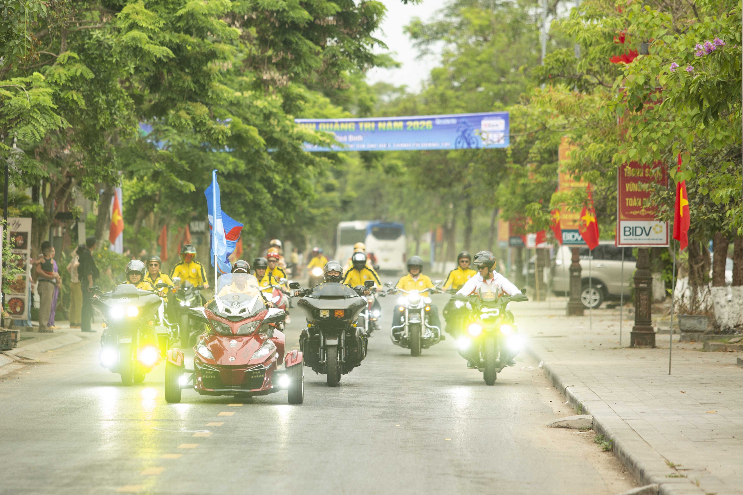 Người d&acirc;n v&agrave; du kh&aacute;ch th&agrave;nh cổ h&agrave;o hứng chứng kiến h&agrave;ng trăm tay đua tranh t&agrave;i- Ảnh 2.