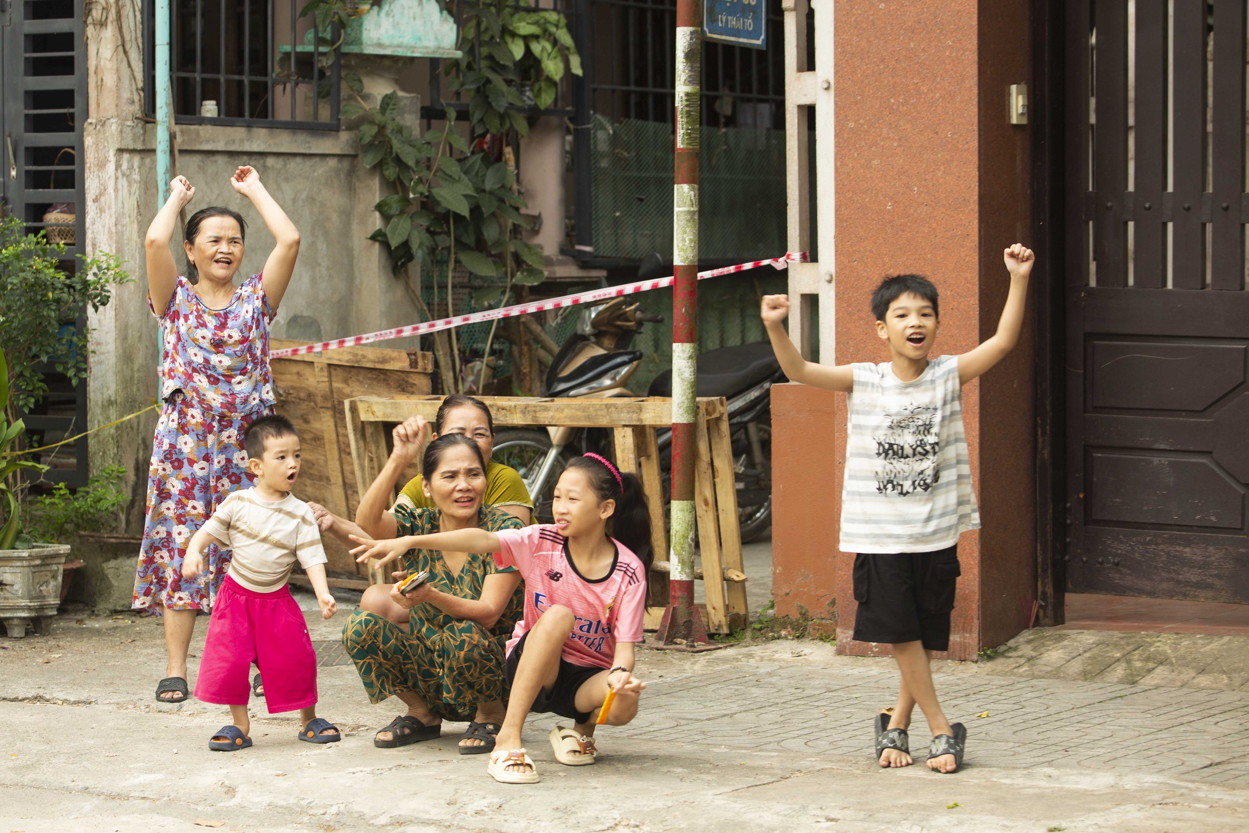 Người d&acirc;n v&agrave; du kh&aacute;ch th&agrave;nh cổ h&agrave;o hứng chứng kiến h&agrave;ng trăm tay đua tranh t&agrave;i- Ảnh 5.