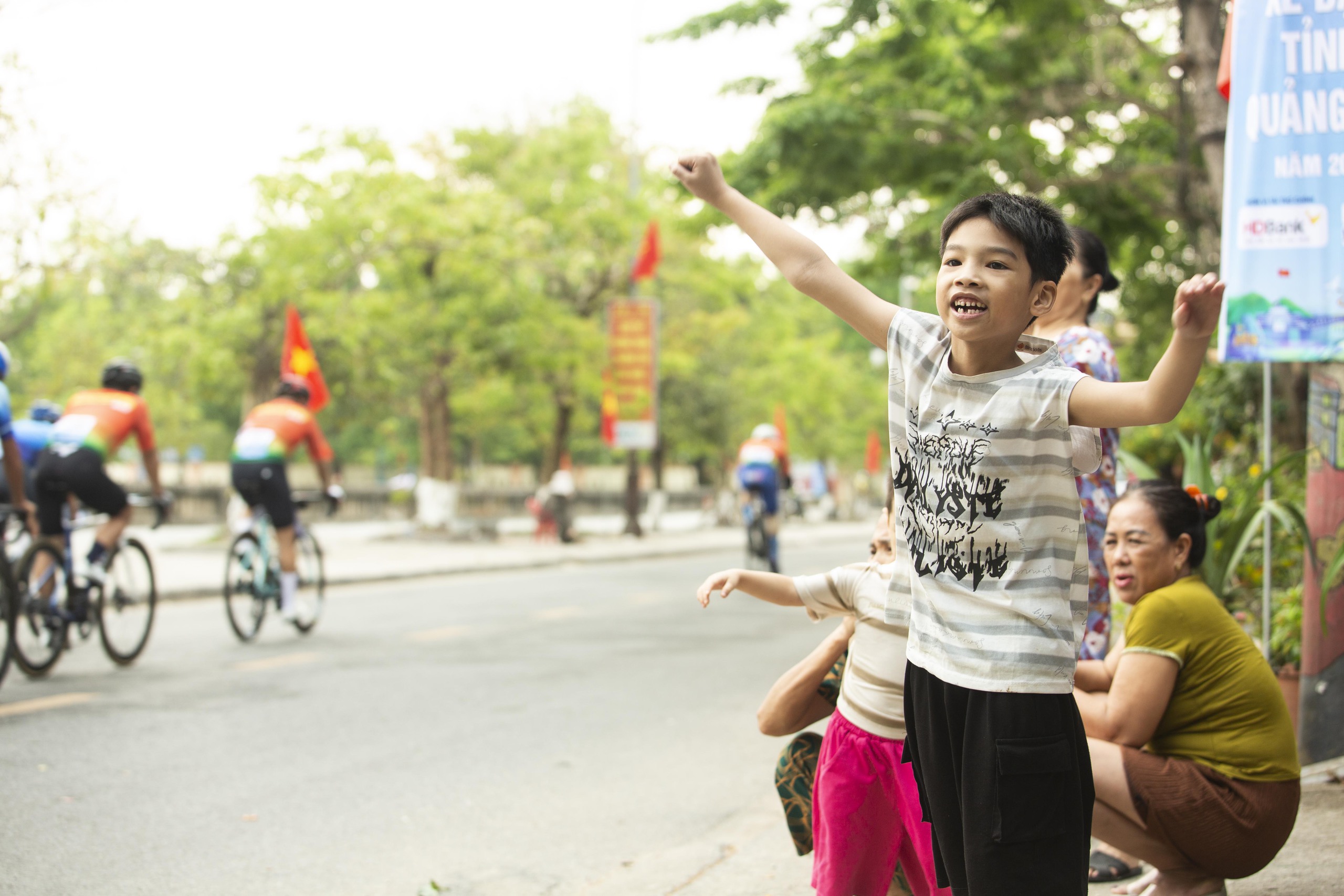 Người d&acirc;n v&agrave; du kh&aacute;ch th&agrave;nh cổ h&agrave;o hứng chứng kiến h&agrave;ng trăm tay đua tranh t&agrave;i- Ảnh 4.