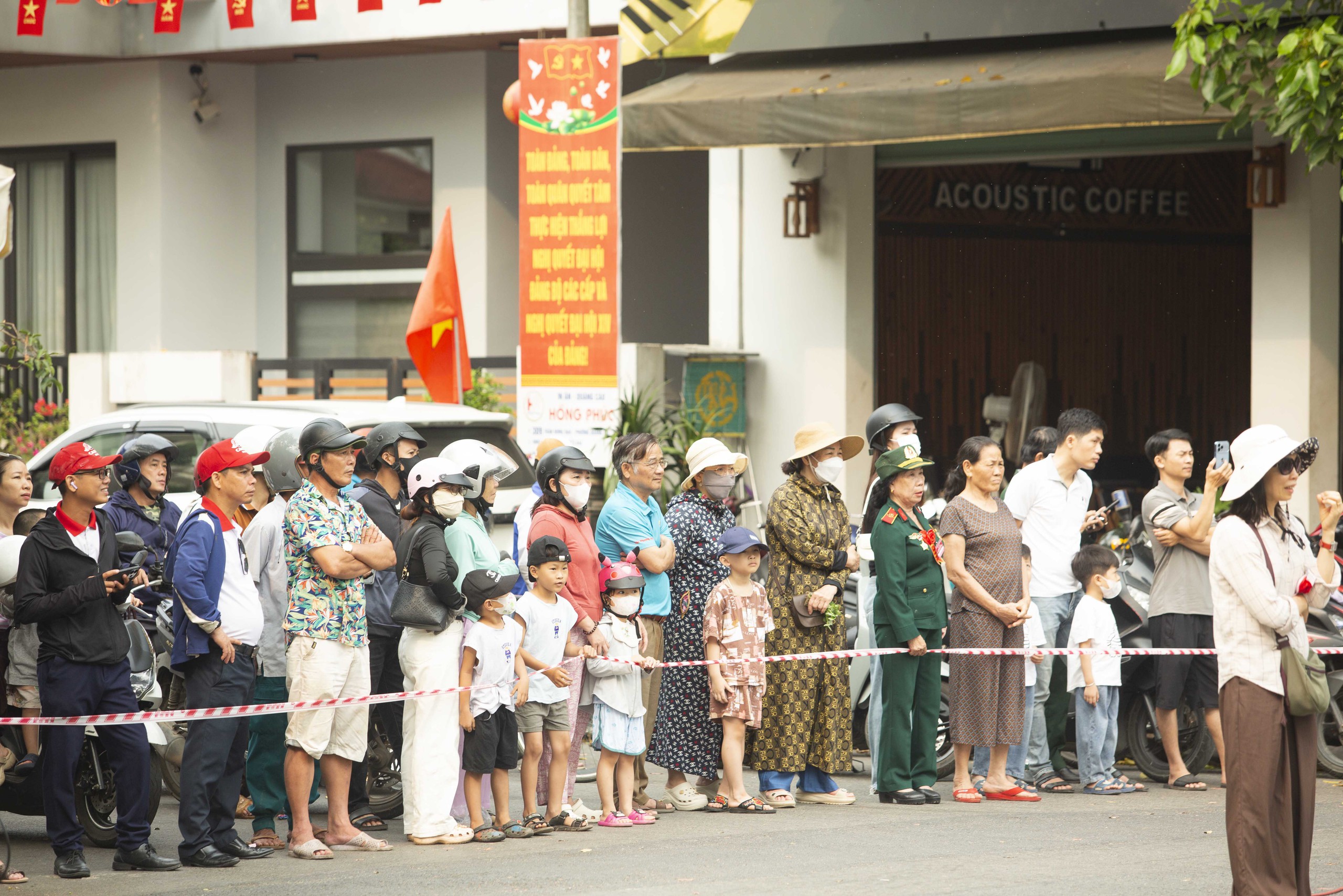 Người d&acirc;n v&agrave; du kh&aacute;ch th&agrave;nh cổ h&agrave;o hứng chứng kiến h&agrave;ng trăm tay đua tranh t&agrave;i- Ảnh 6.