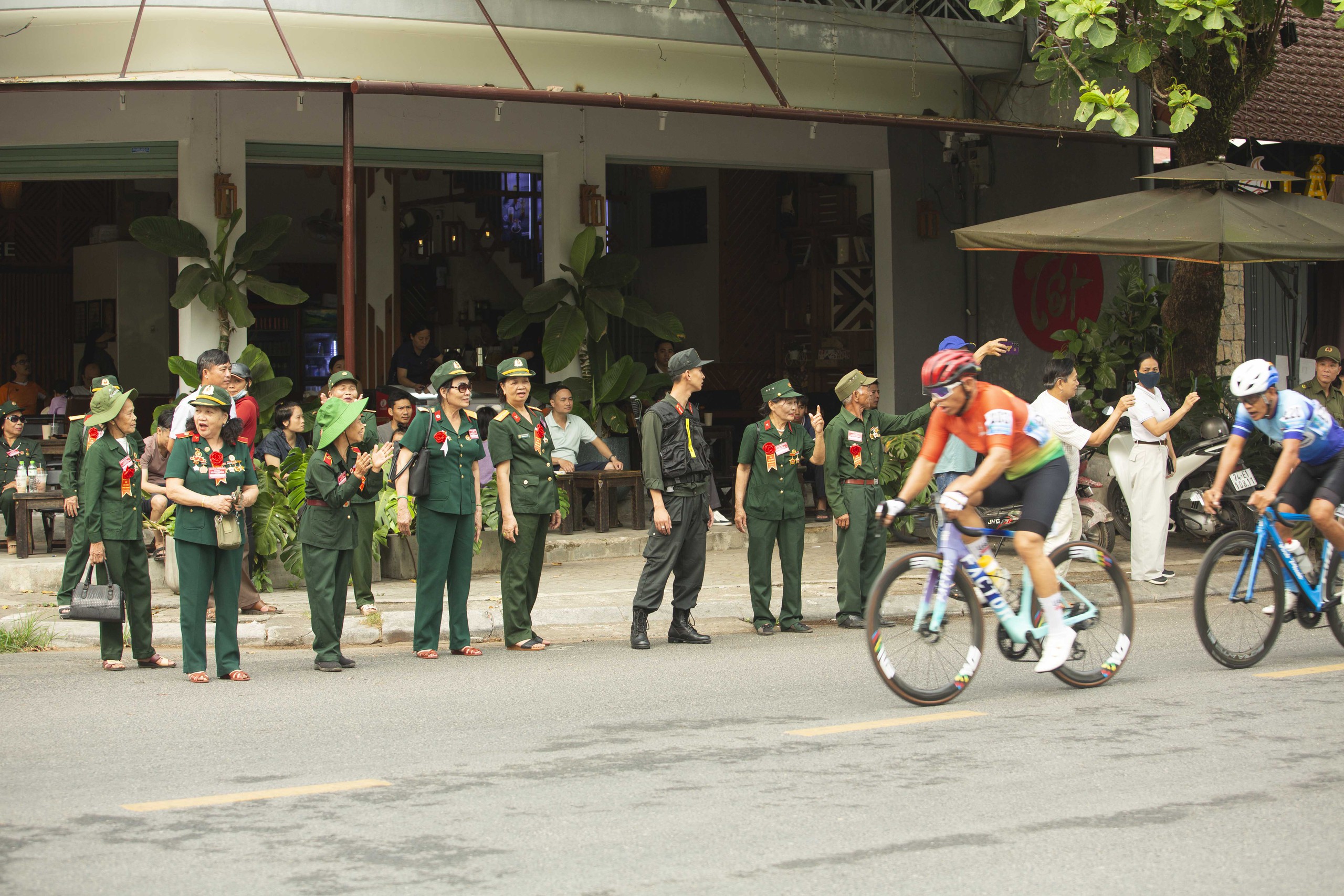 Người d&acirc;n v&agrave; du kh&aacute;ch th&agrave;nh cổ h&agrave;o hứng chứng kiến h&agrave;ng trăm tay đua tranh t&agrave;i- Ảnh 7.