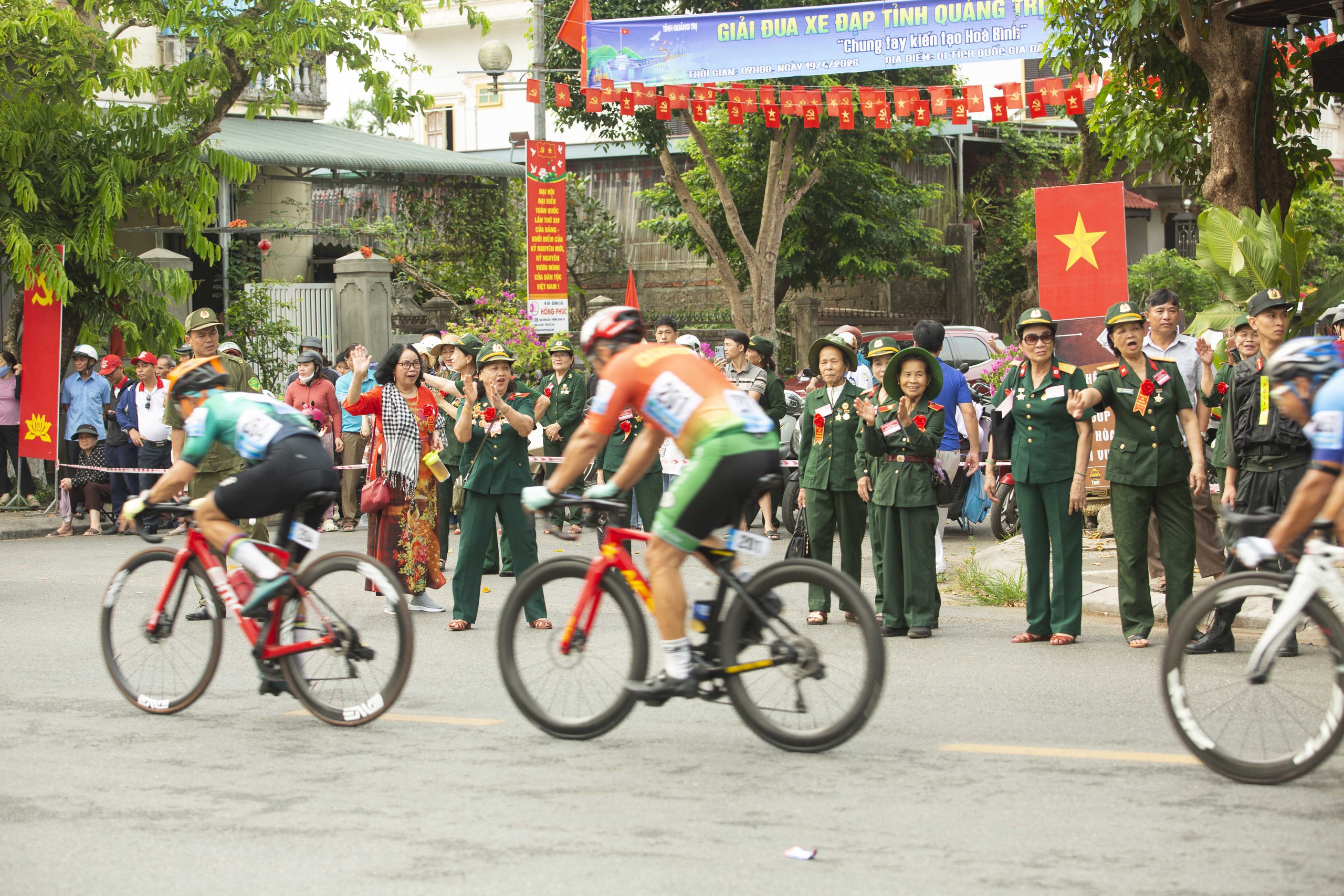 Người d&acirc;n v&agrave; du kh&aacute;ch th&agrave;nh cổ h&agrave;o hứng chứng kiến h&agrave;ng trăm tay đua tranh t&agrave;i- Ảnh 8.
