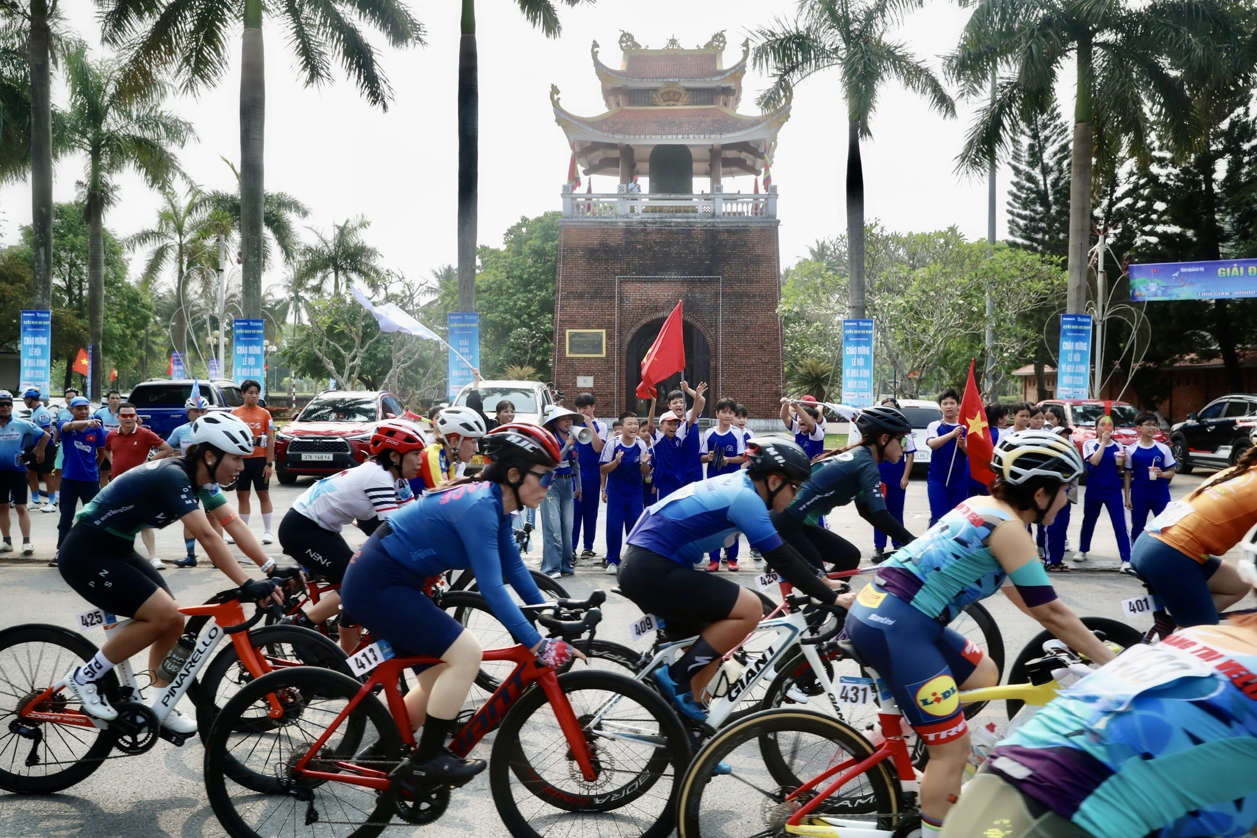 To&agrave;n cảnh Th&agrave;nh cổ Quảng Trị rộn r&agrave;ng nhịp b&aacute;nh xe lan tỏa th&ocirc;ng điệp h&ograve;a b&igrave;nh- Ảnh 18.