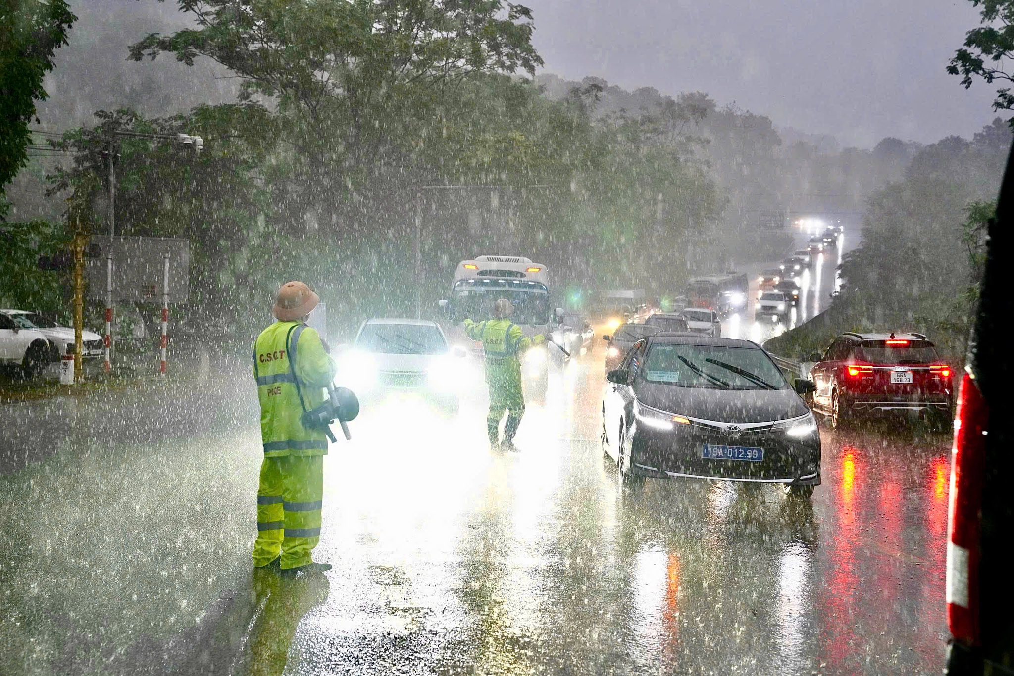 Công an tỉnh Phú Thọ dầm mưa phân luồng phương tiện đổ về giỗ Tổ- Ảnh 1.