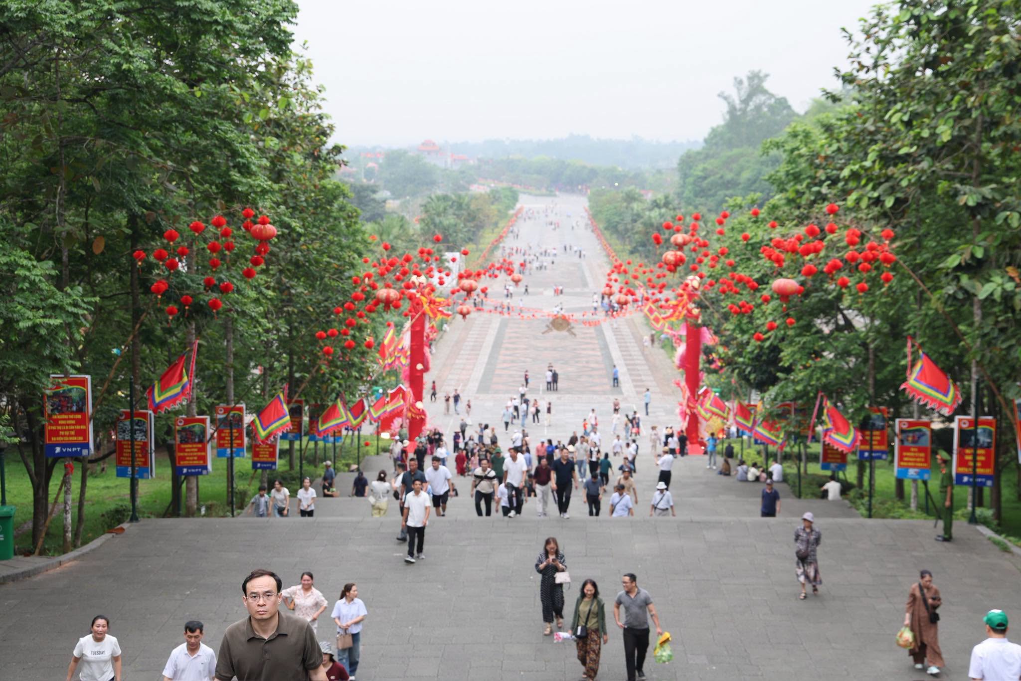 Công an tỉnh Phú Thọ dầm mưa phân luồng phương tiện đổ về giỗ Tổ- Ảnh 4.