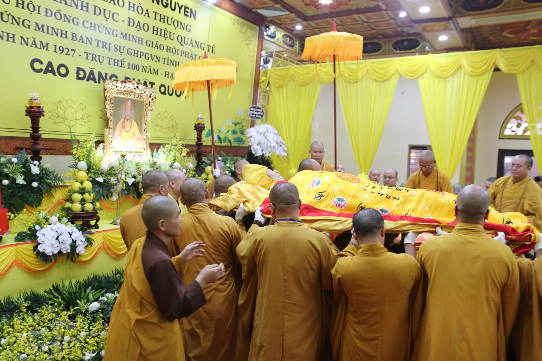 Trang nghi&ecirc;m lễ nhập kim quan Trưởng l&atilde;o h&ograve;a thượng Th&iacute;ch Thanh Dục tại ch&ugrave;a Th&aacute;nh Long- Ảnh 1.