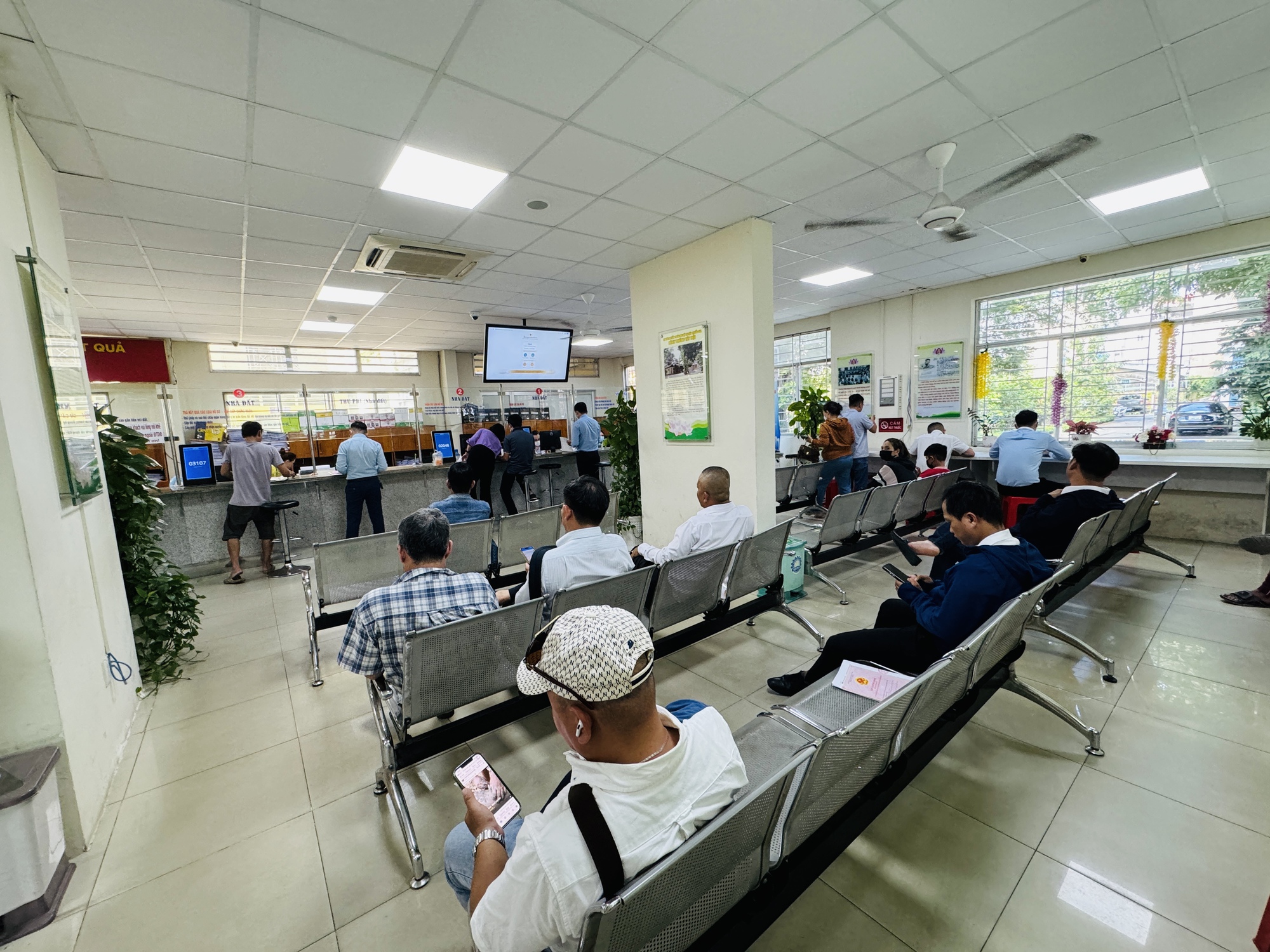 Nóng: Từ ngày 27.4, người dân TP.HCM sẽ không được chứng thực tại 112 phường, xã   - Ảnh 1.