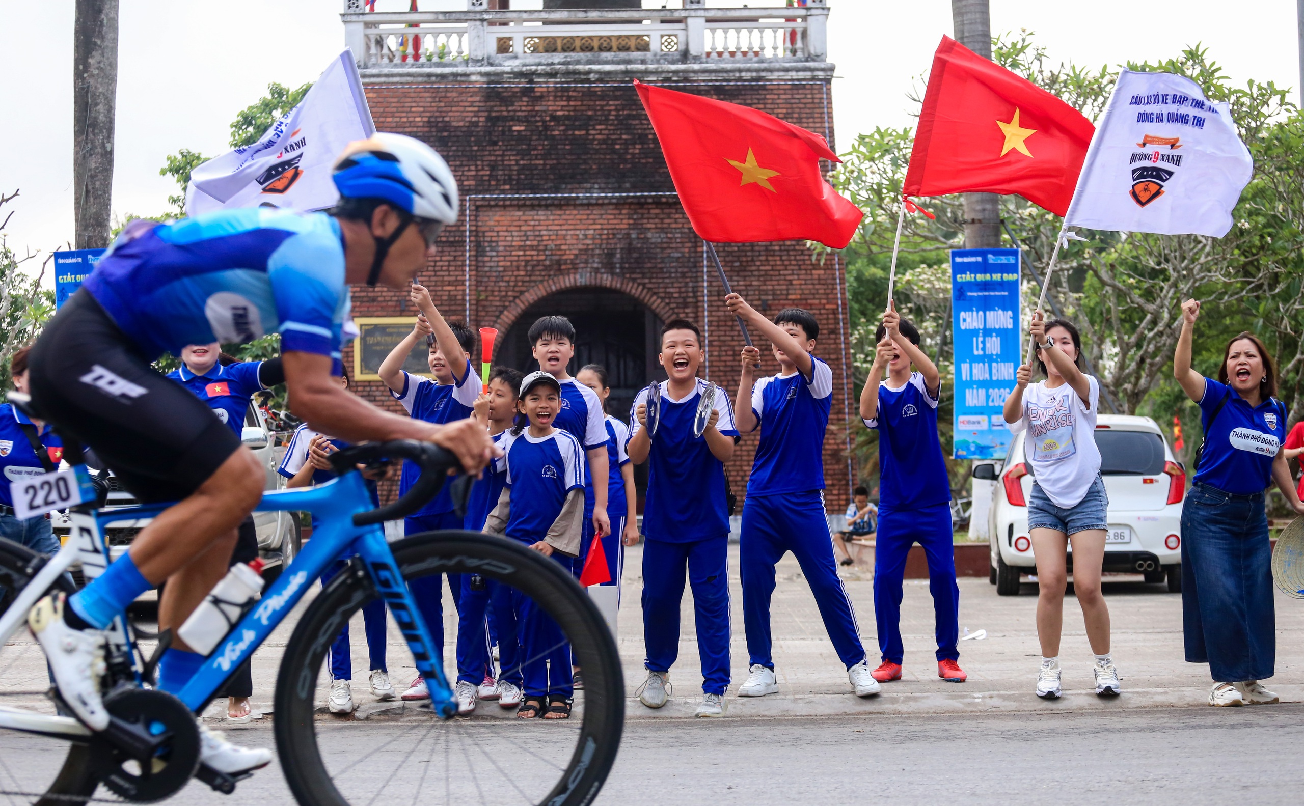 Khơi dậy nhịp đập h&ograve;a b&igrave;nh, tăng t&igrave;nh hữu nghị qua một giải đua xe đạp- Ảnh 4.