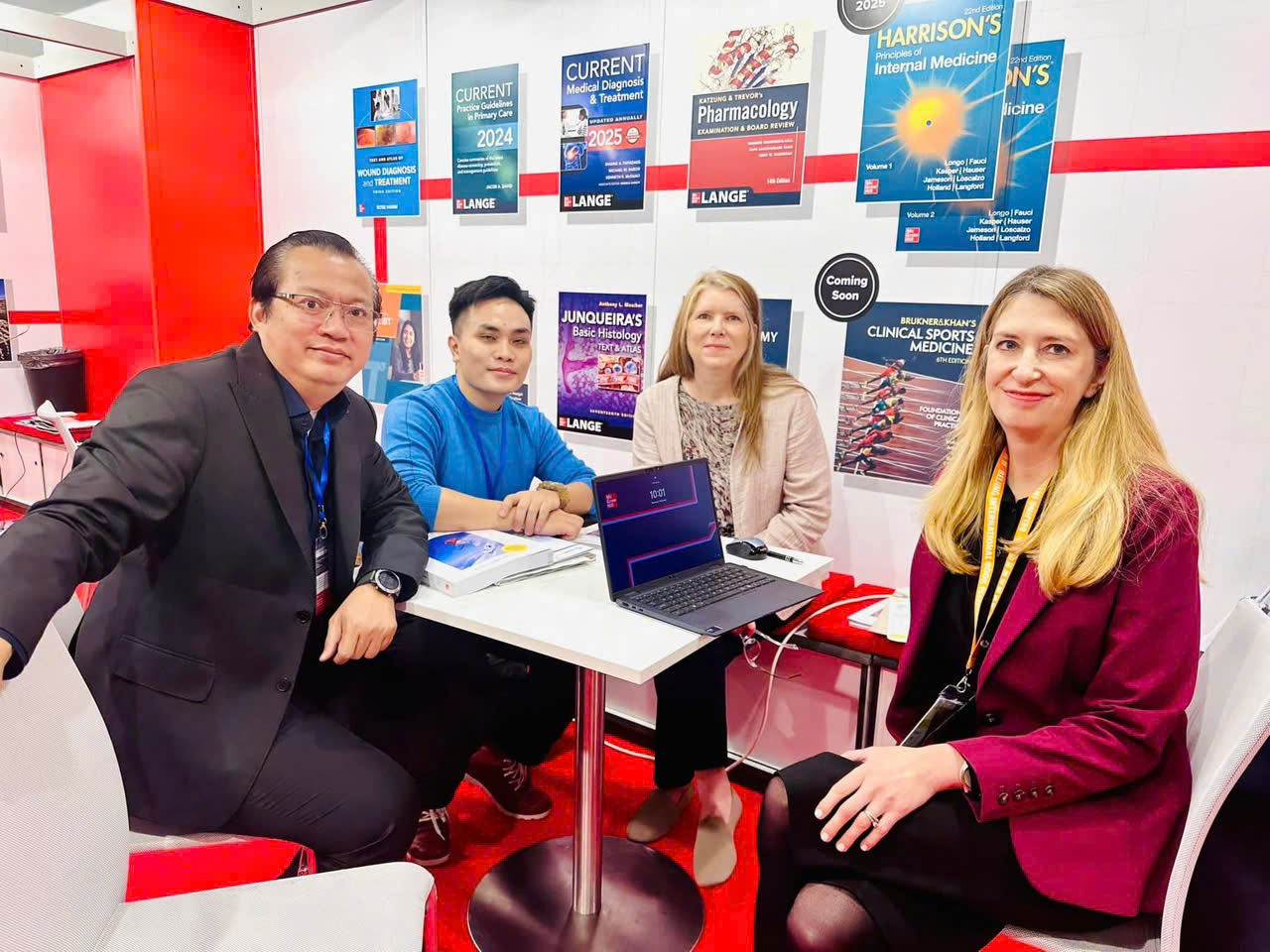 Ng&agrave;nh xuất bản được đặt đ&uacute;ng vị tr&iacute; trang trọng- Ảnh 1.