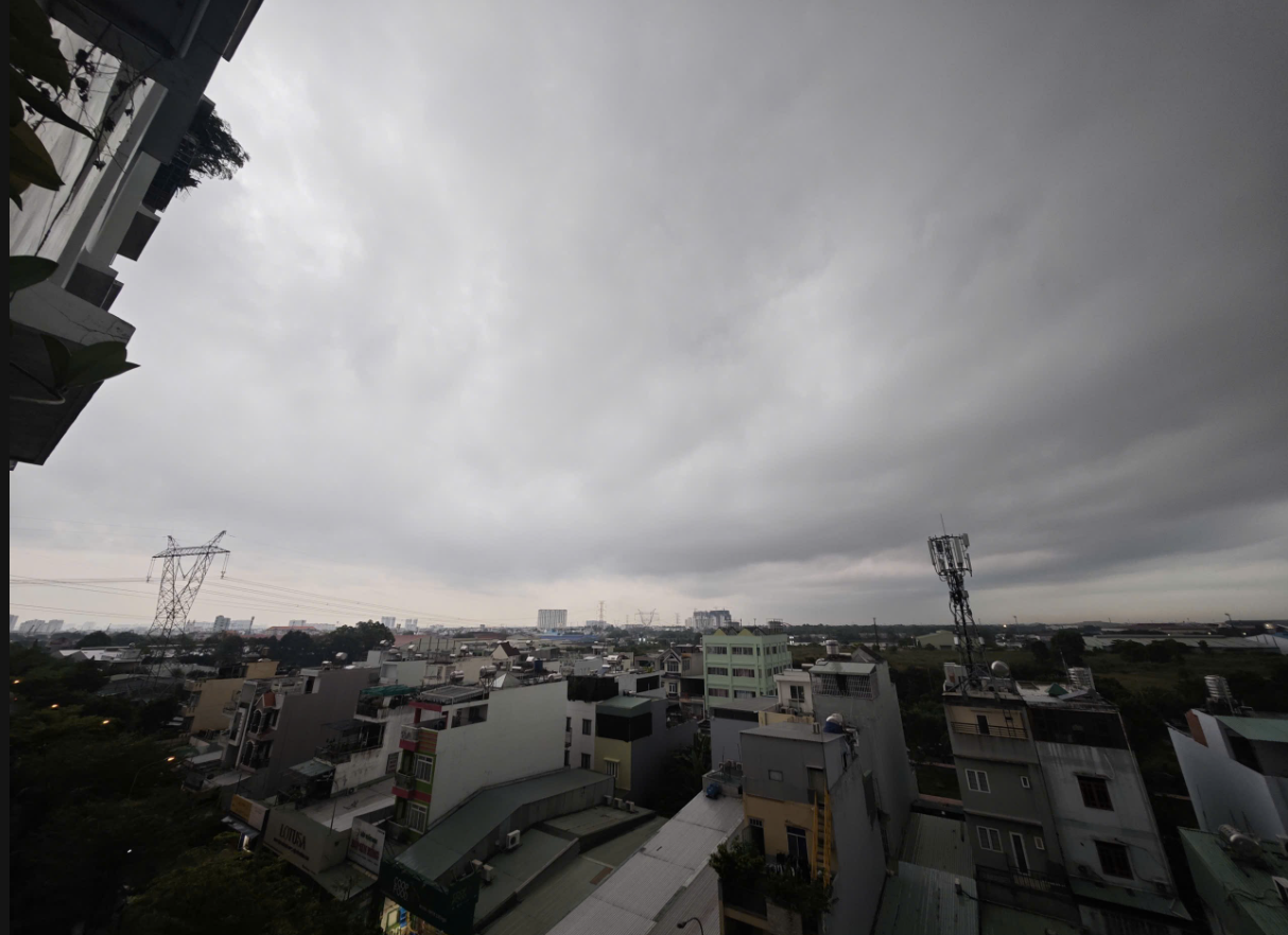 Hôm nay, TP.HCM có mưa trái mùa, tuần sau nắng nóng gia tăng - Ảnh 1.