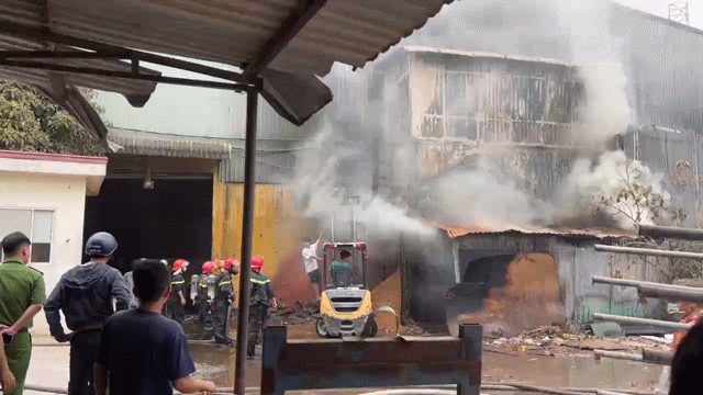 Cháy bồn hút bụi xưởng gỗ ở TP.HCM, khói đen bốc cao gần vòng xoay An Phú - Ảnh 3.