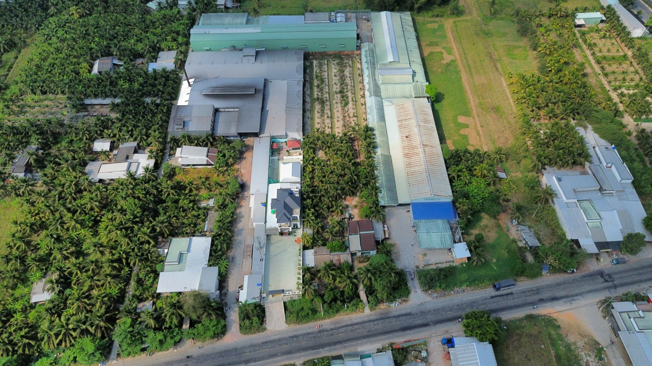 Xưởng sản xuất than gáo dừa gây ô nhiễm ở Vĩnh Long khiến dân khốn khổ nhiều năm - Ảnh 1.