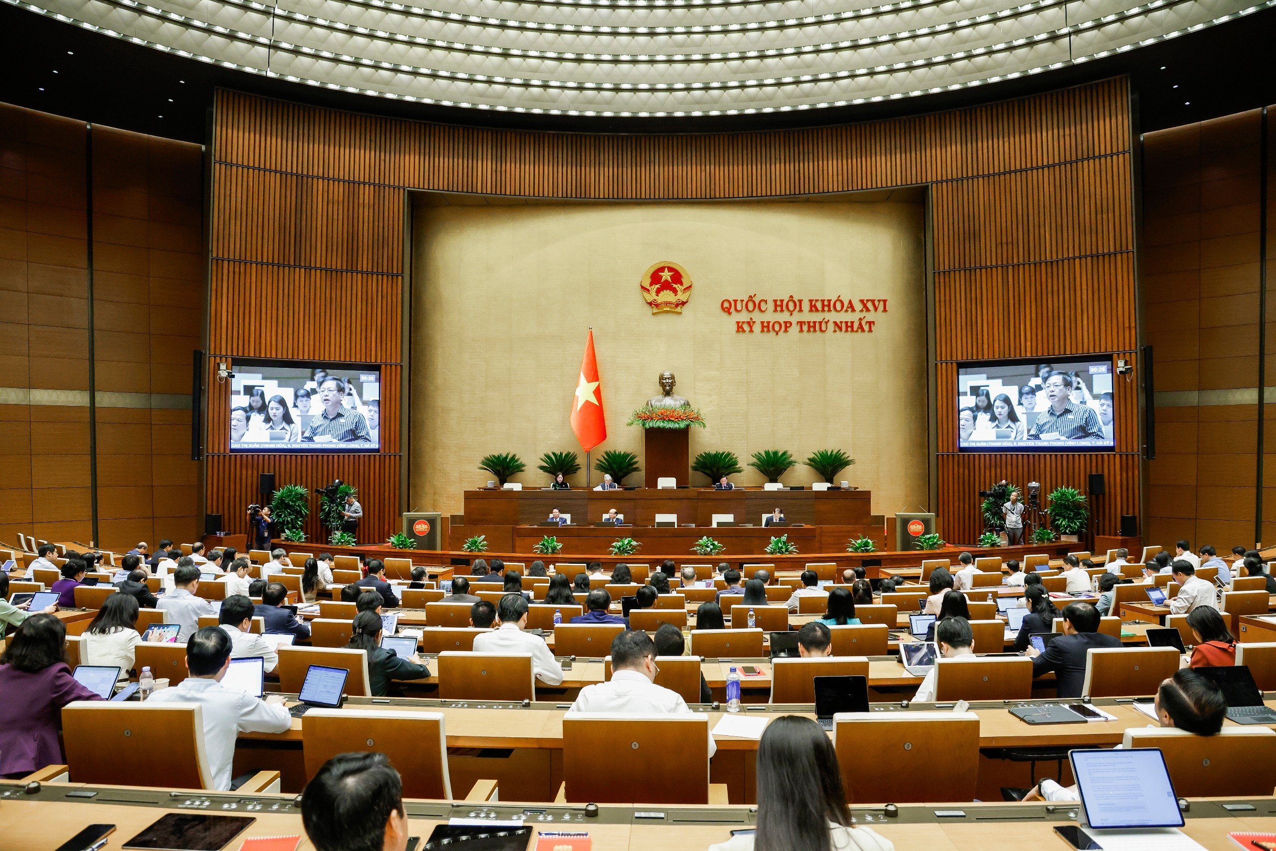 Quốc hội đồng ý người lao động có thêm ngày nghỉ lễ, hưởng nguyên lương  - Ảnh 1.