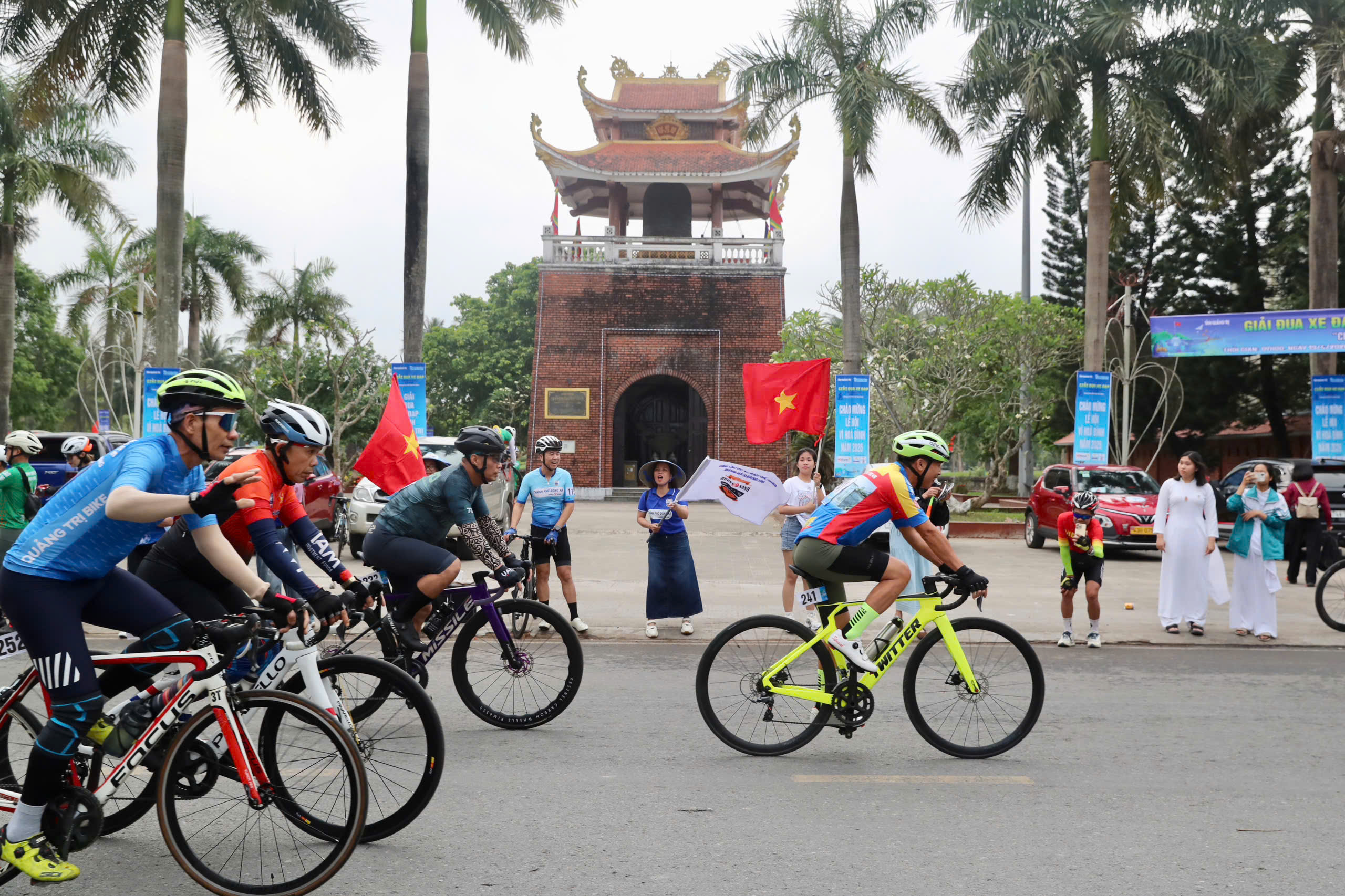 Hơn 260 cua rơ tranh t&agrave;i tại Th&agrave;nh cổ Quảng Trị, lan tỏa th&ocirc;ng điệp h&ograve;a b&igrave;nh- Ảnh 21.