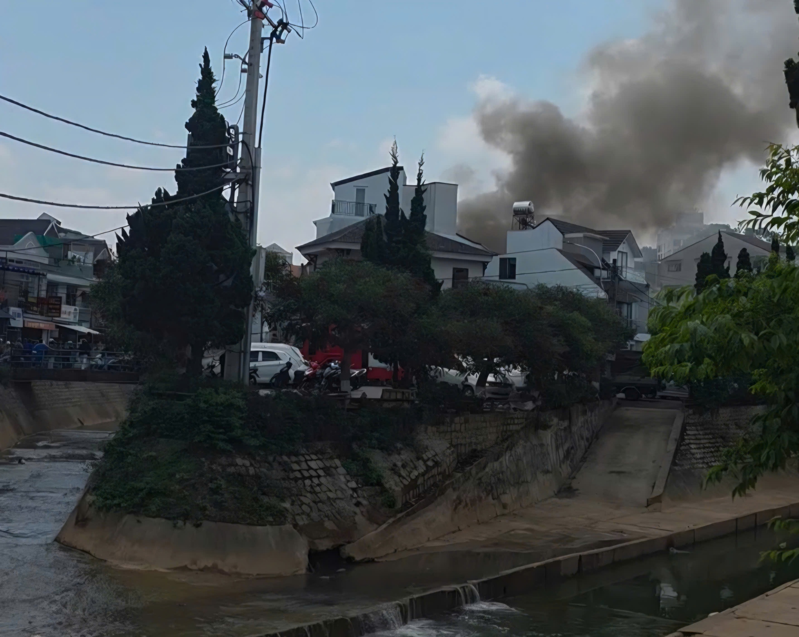 Cháy nhà ở phường Cam Ly - Đà Lạt, cả khu dân cư hoảng loạn- Ảnh 4.