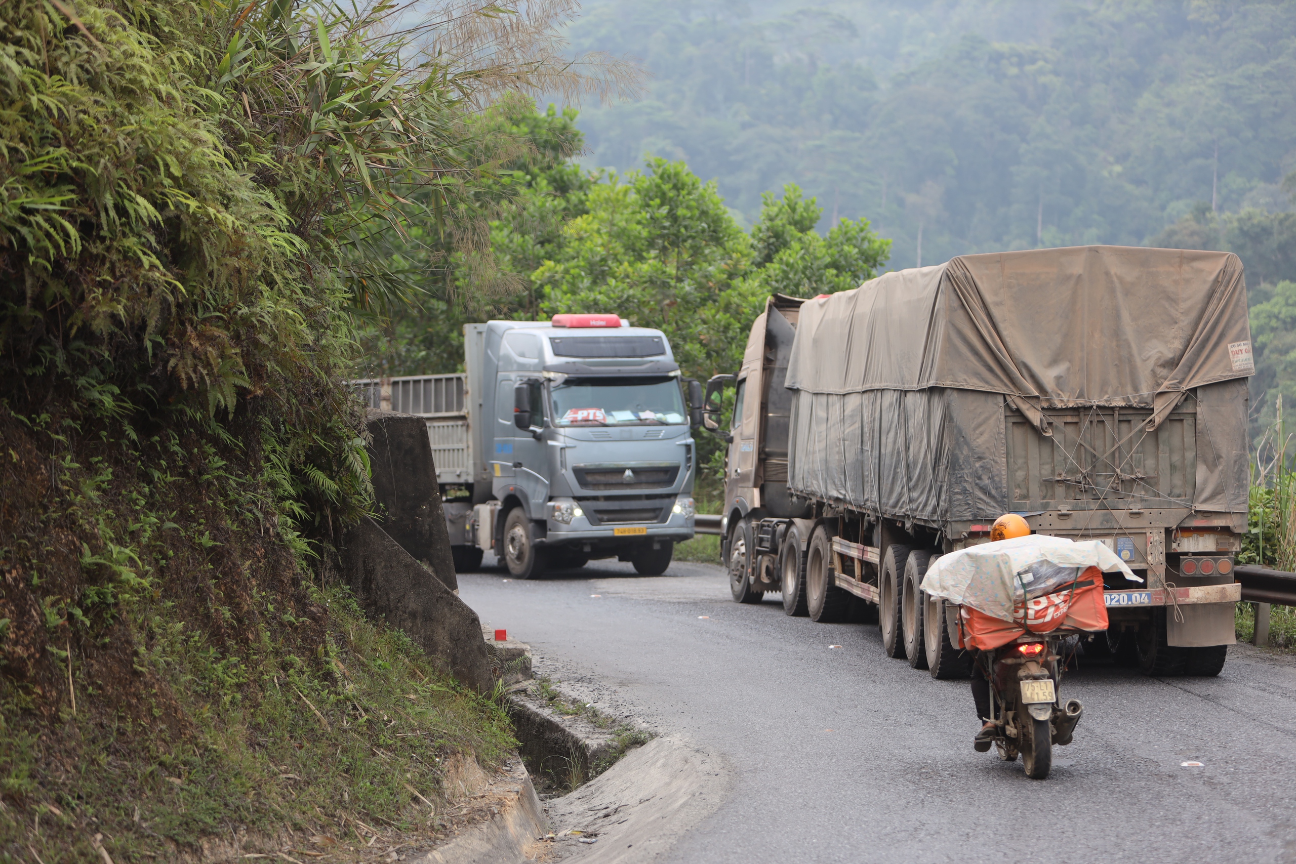 Nỗi lo xe đầu k&eacute;o tr&ecirc;n quốc lộ 49 Huế: Th&iacute; điểm cấm xe v&agrave;o ban ng&agrave;y- Ảnh 1.