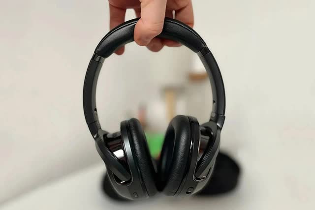 Tai nghe chống ồn kh&ocirc;ng 'thần th&aacute;nh' như nhiều người nghĩ - Ảnh 1.