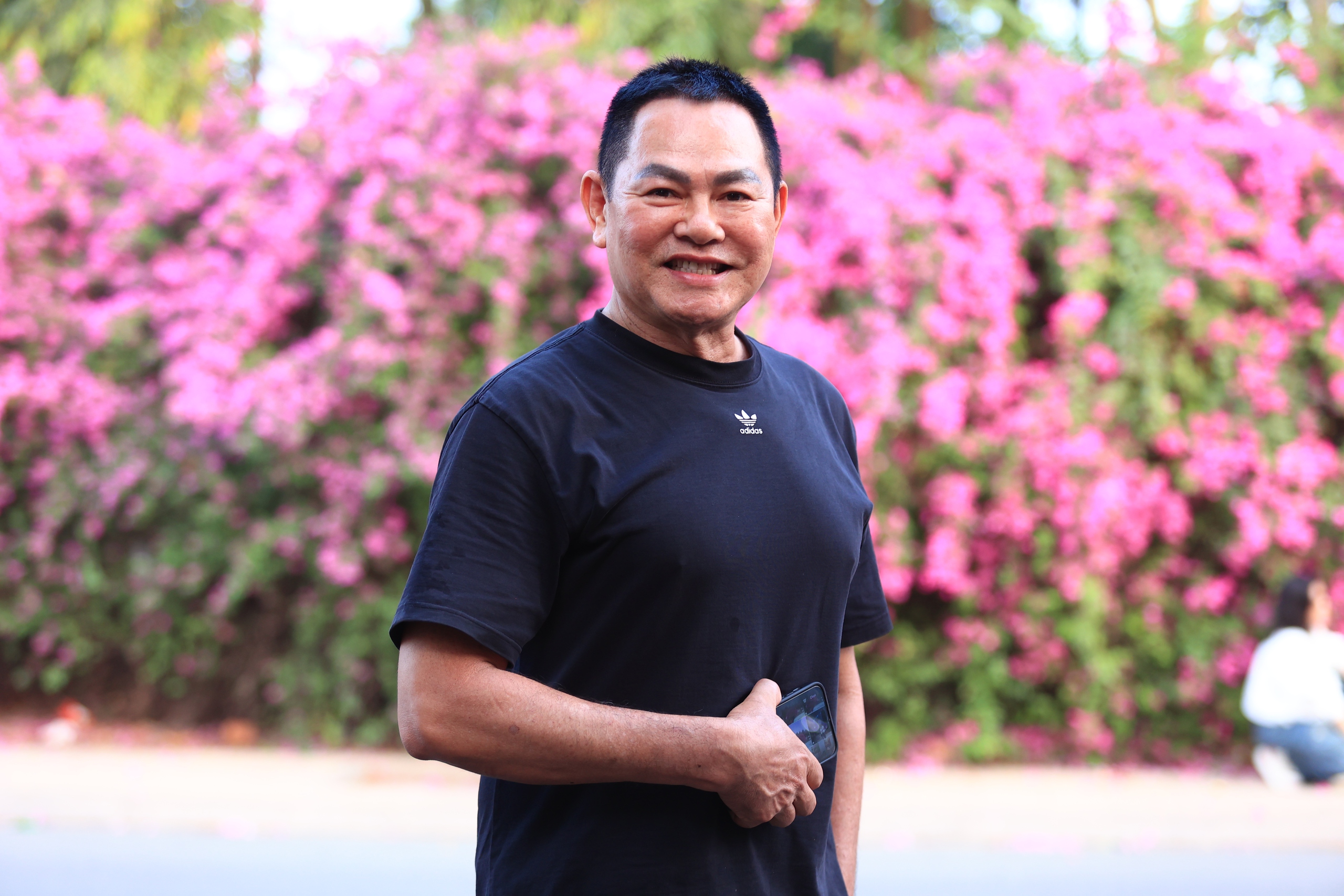 Bụi hoa giấy d&agrave;i gần 100 m ở TP . HCM rực rỡ như th&aacute;c hoa khổng lồ - Ảnh 4.