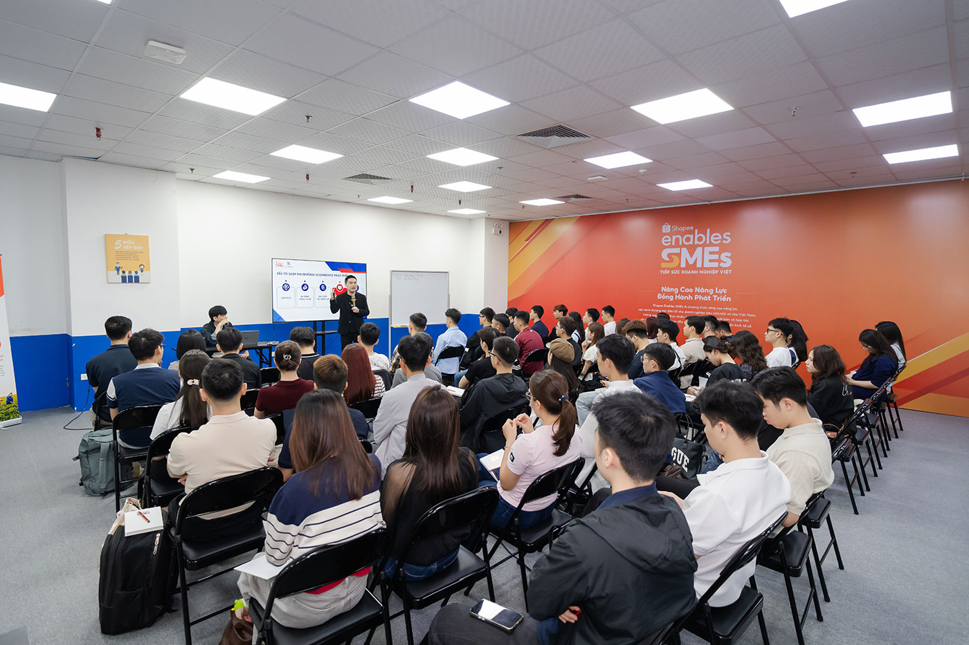 Khởi động ‘Tiếp sức doanh nghiệp Việt’ 2026, hỗ trợ SMEs tăng trưởng bền vững trên TMĐT - Ảnh 1.