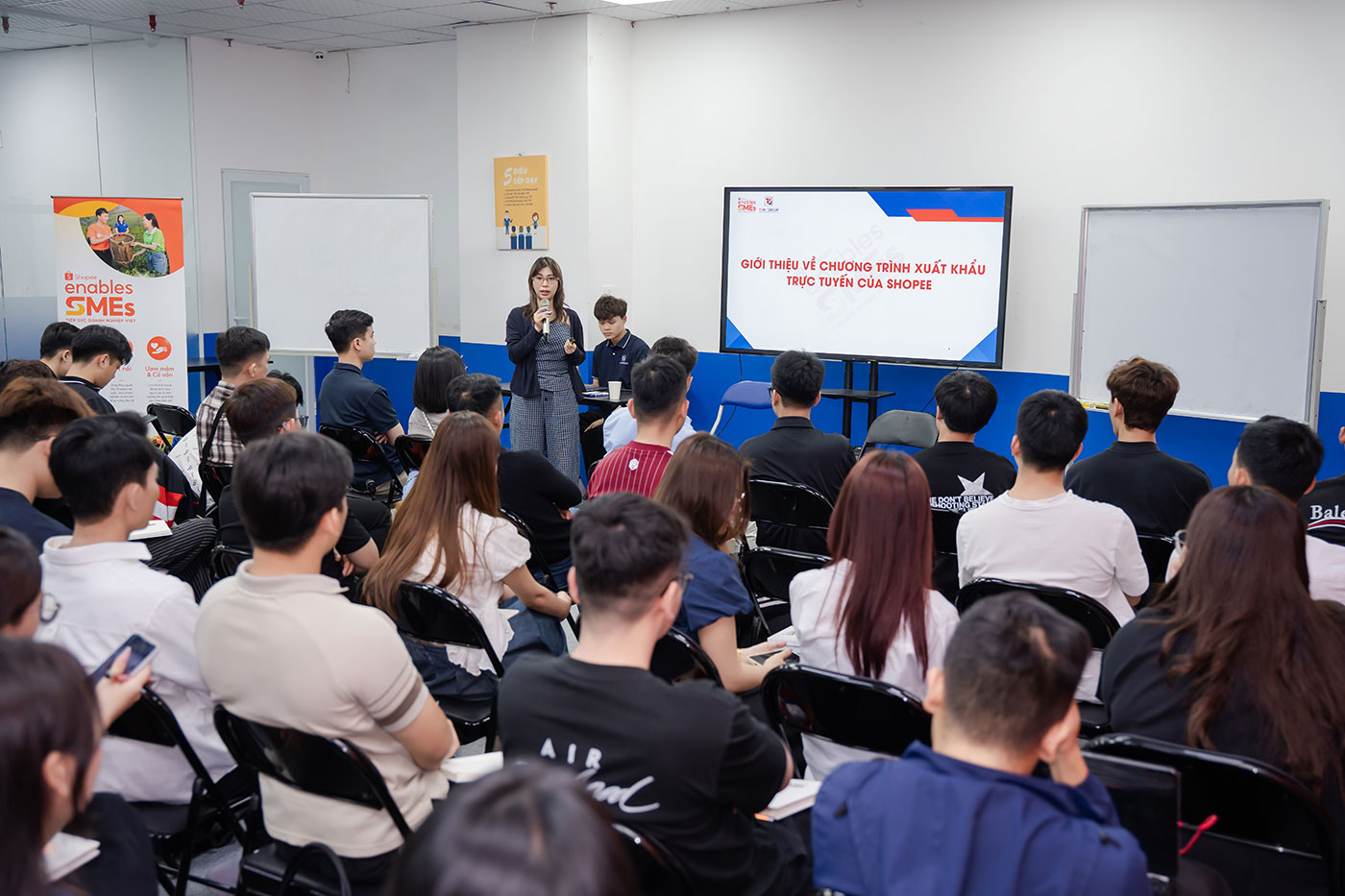 Khởi động ‘Tiếp sức doanh nghiệp Việt’ 2026, hỗ trợ SMEs tăng trưởng bền vững trên TMĐT - Ảnh 2.