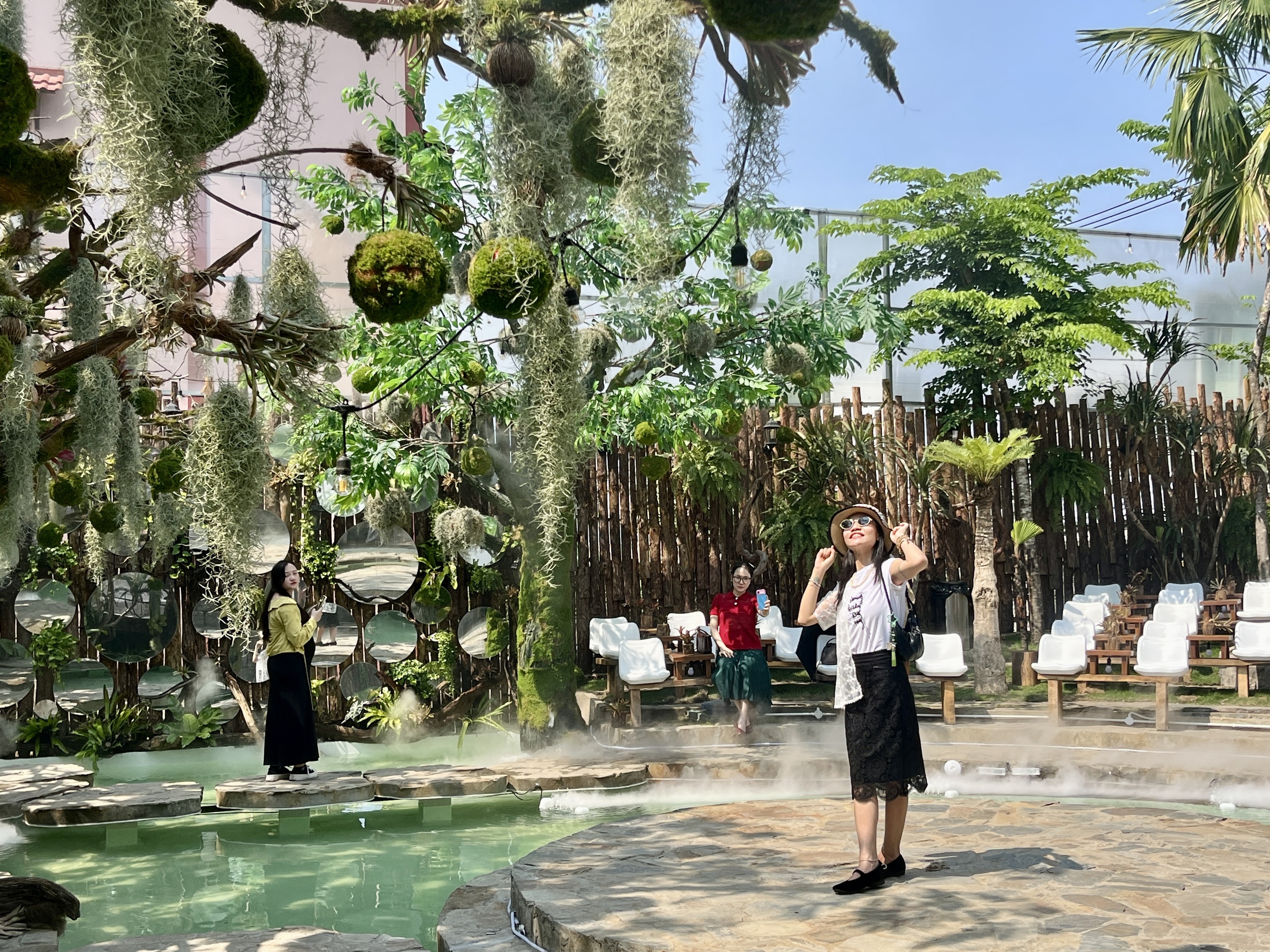 Giới trẻ TP.HCM rủ nhau 'lạc v&agrave;o rừng' tại qu&aacute;n c&agrave; ph&ecirc; rộng hơn 1.000 m&sup2; - Ảnh 9.