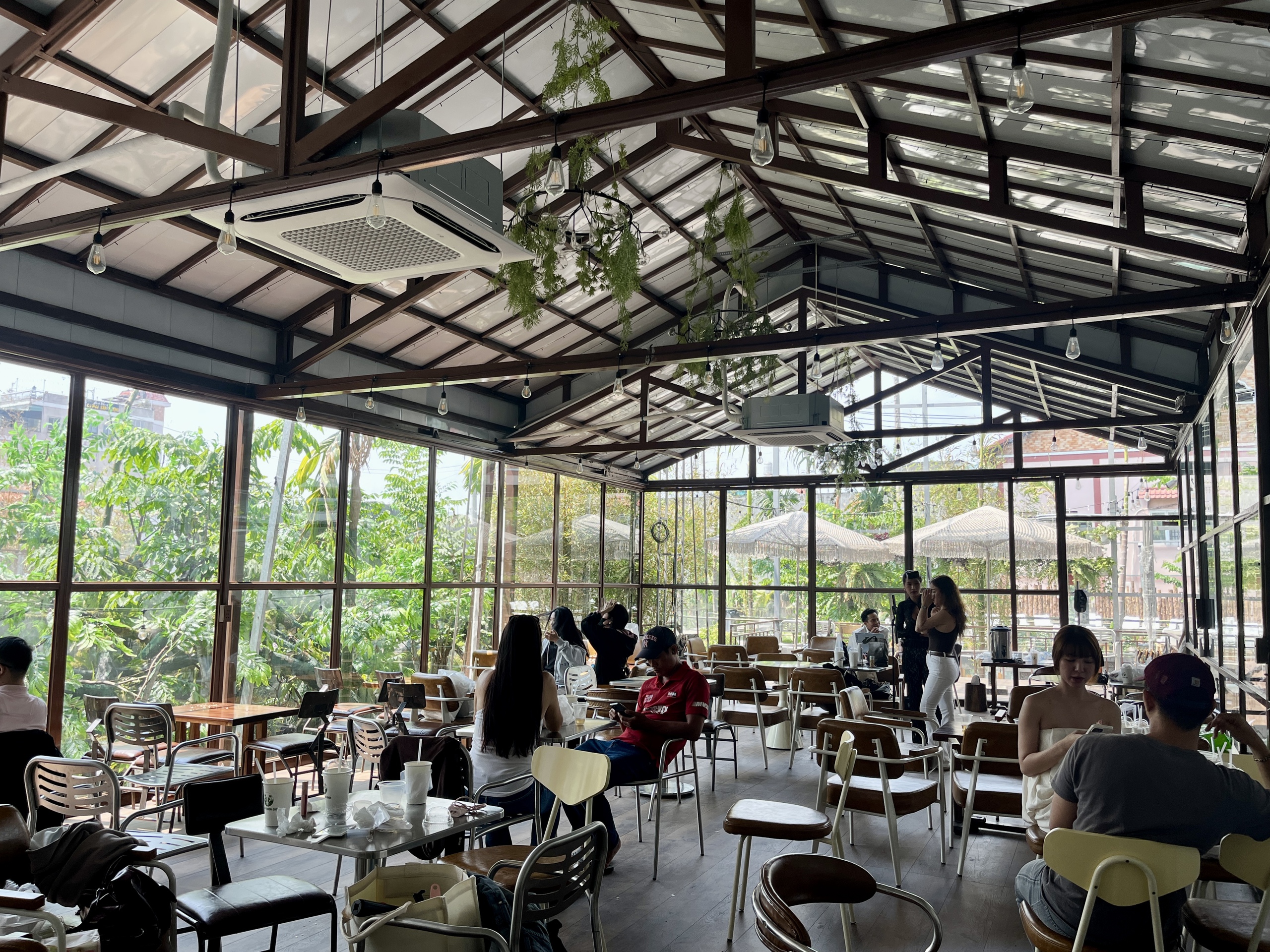 Giới trẻ TP.HCM rủ nhau 'lạc v&agrave;o rừng' tại qu&aacute;n c&agrave; ph&ecirc; rộng hơn 1.000 m&sup2; - Ảnh 10.