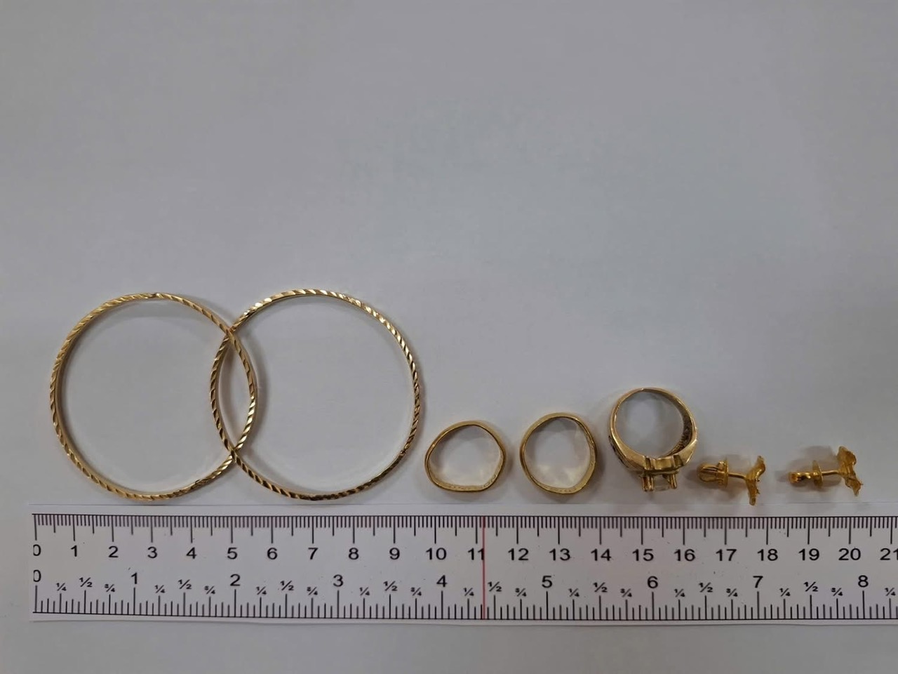 Nghi phạm có 3 tiền án trộm cắp tài sản tiếp tục đi trộm vàng- Ảnh 2. Nghi phạm có 3 tiền án trộm cắp tài sản tiếp tục đi trộm vàng- Ảnh 2.