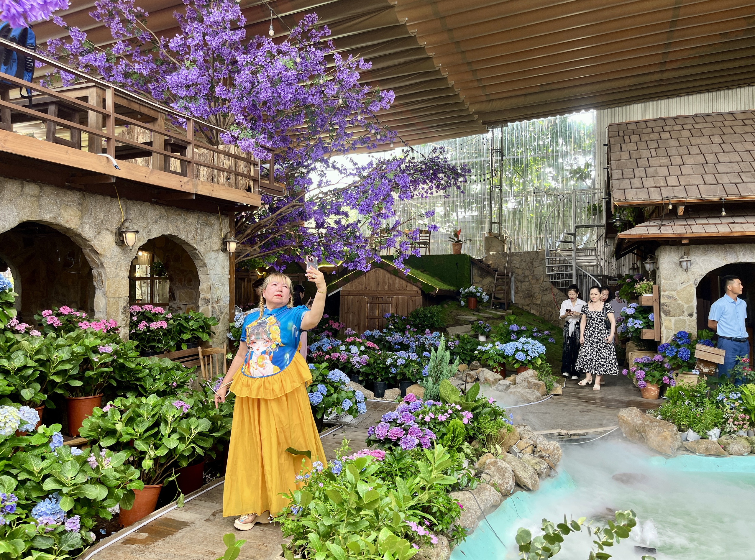 Giới trẻ TP.HCM rủ nhau 'lạc v&agrave;o rừng' tại qu&aacute;n c&agrave; ph&ecirc; rộng hơn 1.000 m&sup2; - Ảnh 3.