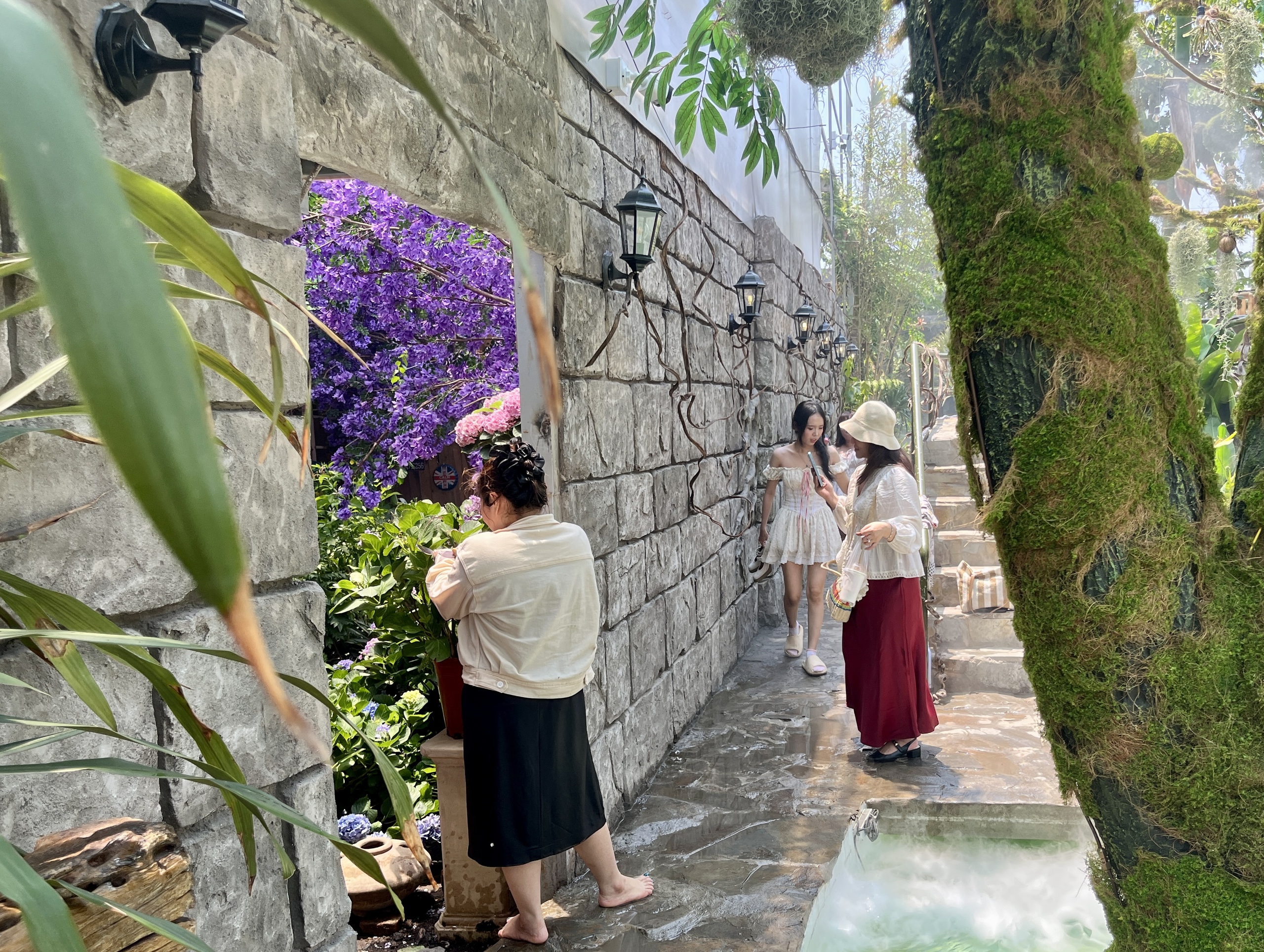 Giới trẻ TP.HCM rủ nhau 'lạc v&agrave;o rừng' tại qu&aacute;n c&agrave; ph&ecirc; rộng hơn 1.000 m&sup2; - Ảnh 4.