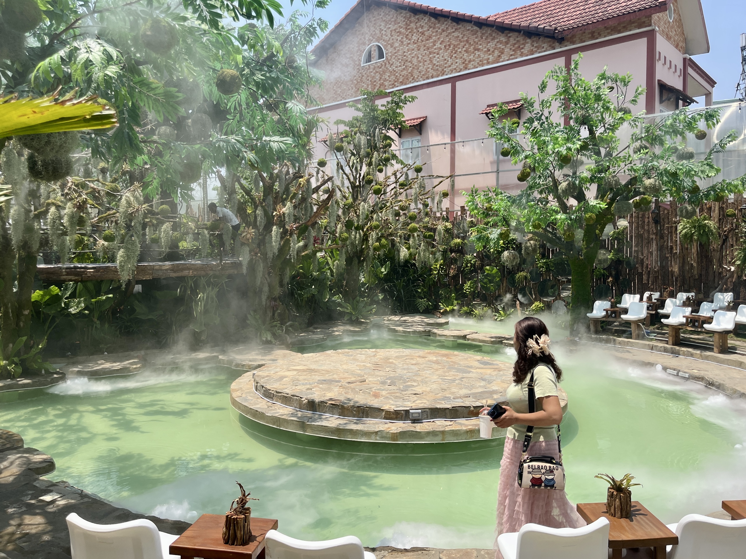 Giới trẻ TP.HCM rủ nhau 'lạc v&agrave;o rừng' tại qu&aacute;n c&agrave; ph&ecirc; rộng hơn 1.000 m&sup2; - Ảnh 5.