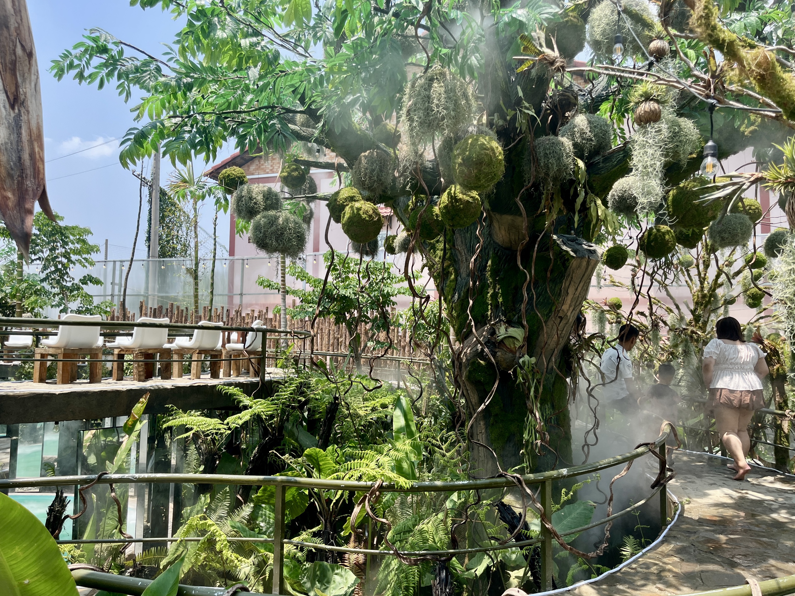 Giới trẻ TP.HCM rủ nhau 'lạc v&agrave;o rừng' tại qu&aacute;n c&agrave; ph&ecirc; rộng hơn 1.000 m&sup2; - Ảnh 6.