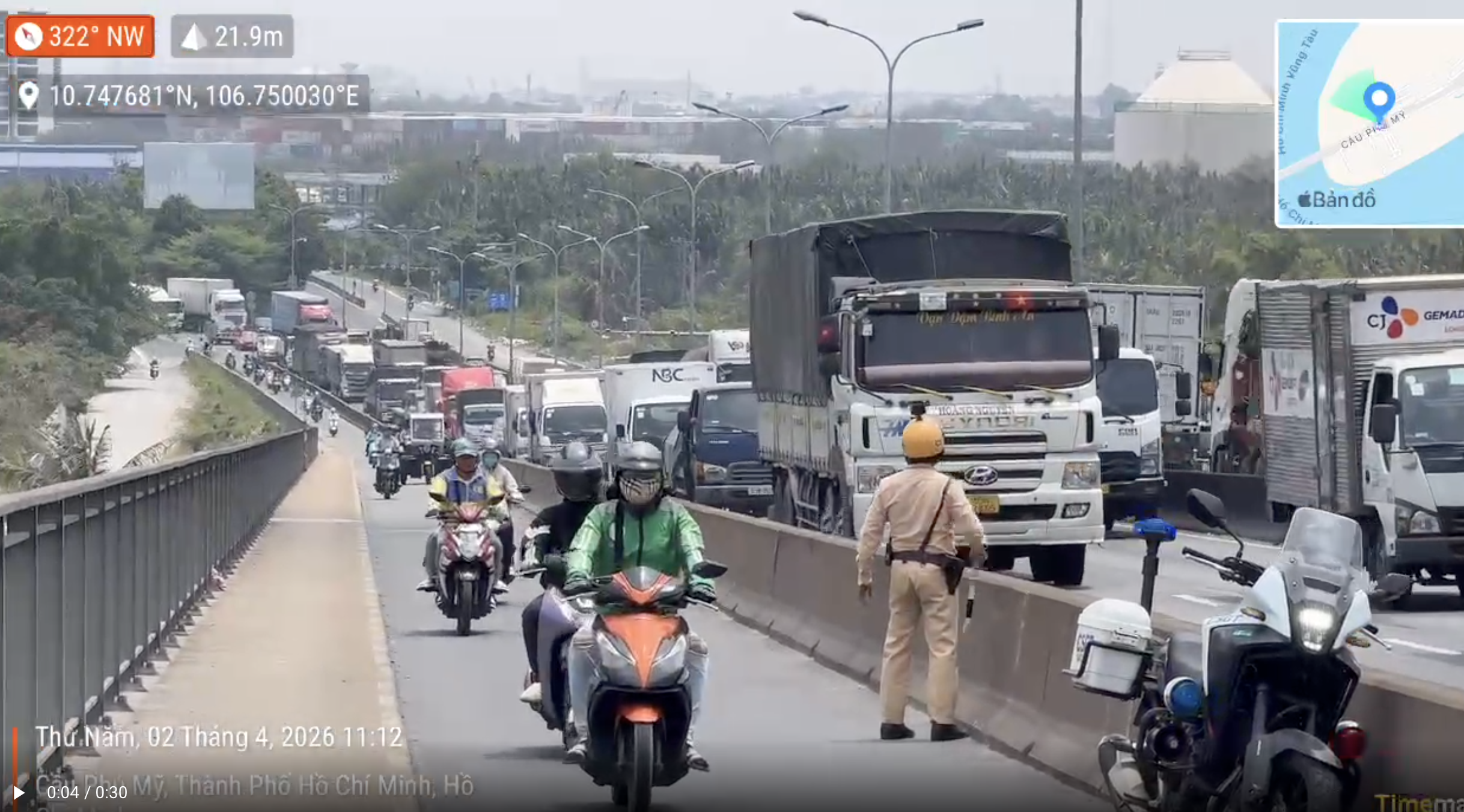 Các xe tải nặng "bò" lên dốc cầu Phú Mỹ- Ảnh 1.