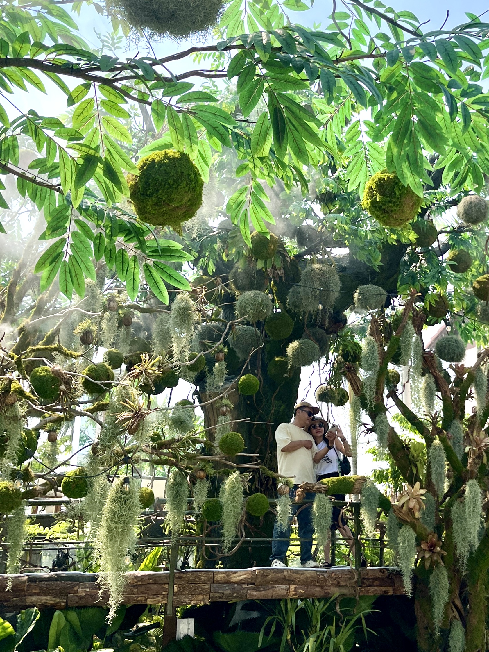 Giới trẻ TP.HCM rủ nhau 'lạc v&agrave;o rừng' tại qu&aacute;n c&agrave; ph&ecirc; rộng hơn 1.000 m&sup2; - Ảnh 2.