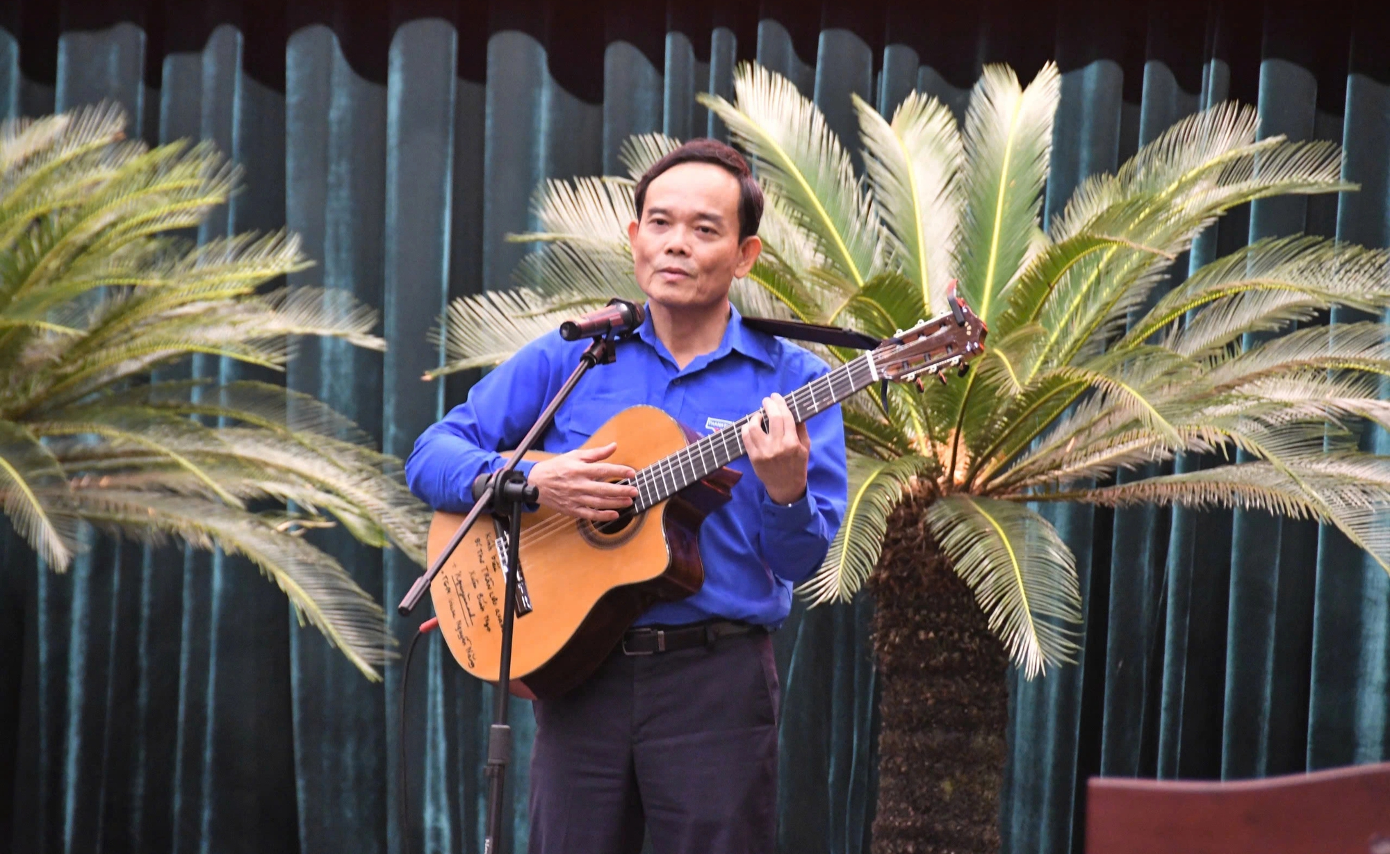 B&iacute; thư Th&agrave;nh ủy Trần Lưu Quang bất ngờ &ocirc;m đ&agrave;n h&aacute;t tặng thanh ni&ecirc;n - Ảnh 1.