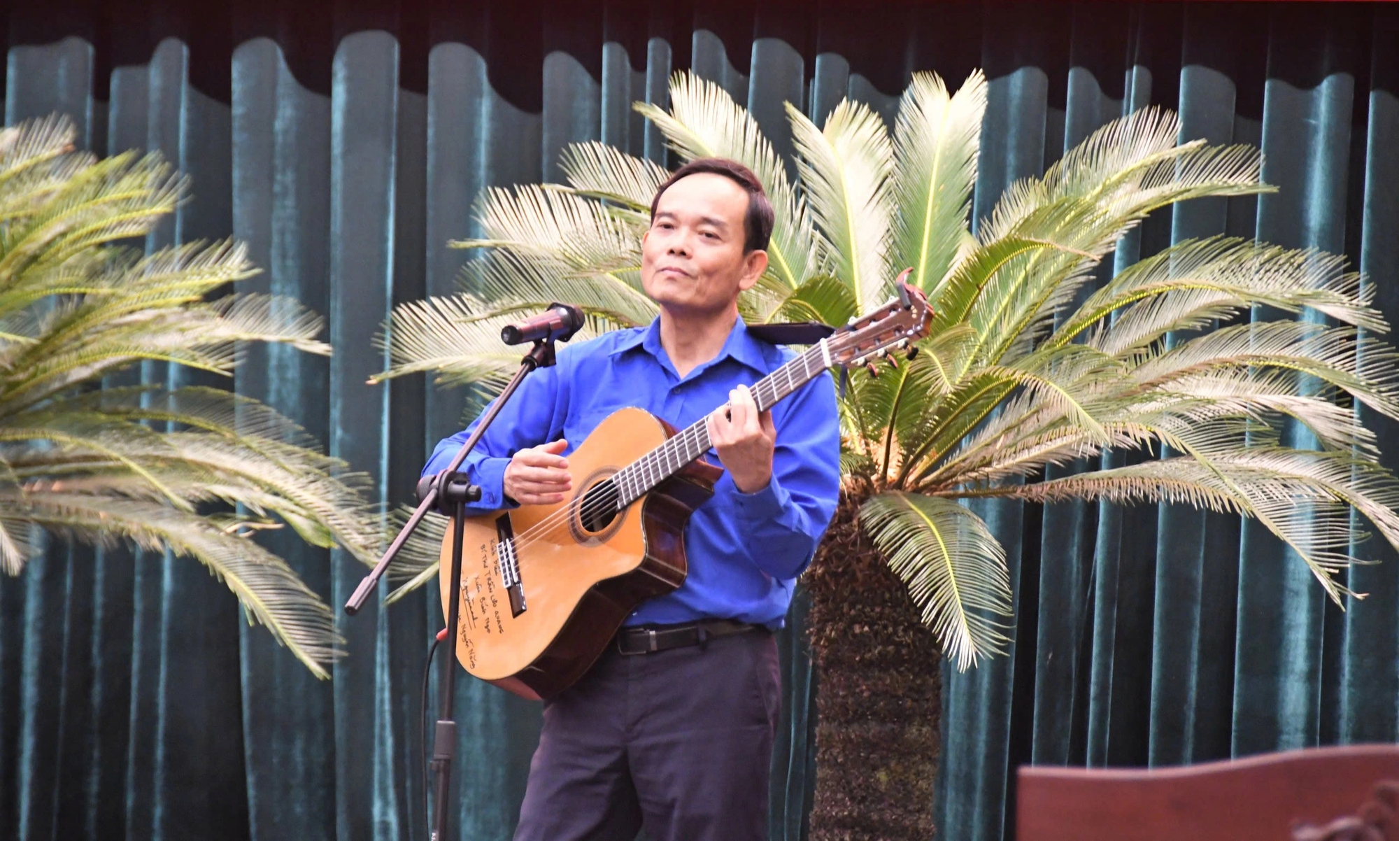 B&iacute; thư Th&agrave;nh ủy Trần Lưu Quang bất ngờ &ocirc;m đ&agrave;n h&aacute;t tặng thanh ni&ecirc;n - Ảnh 2.