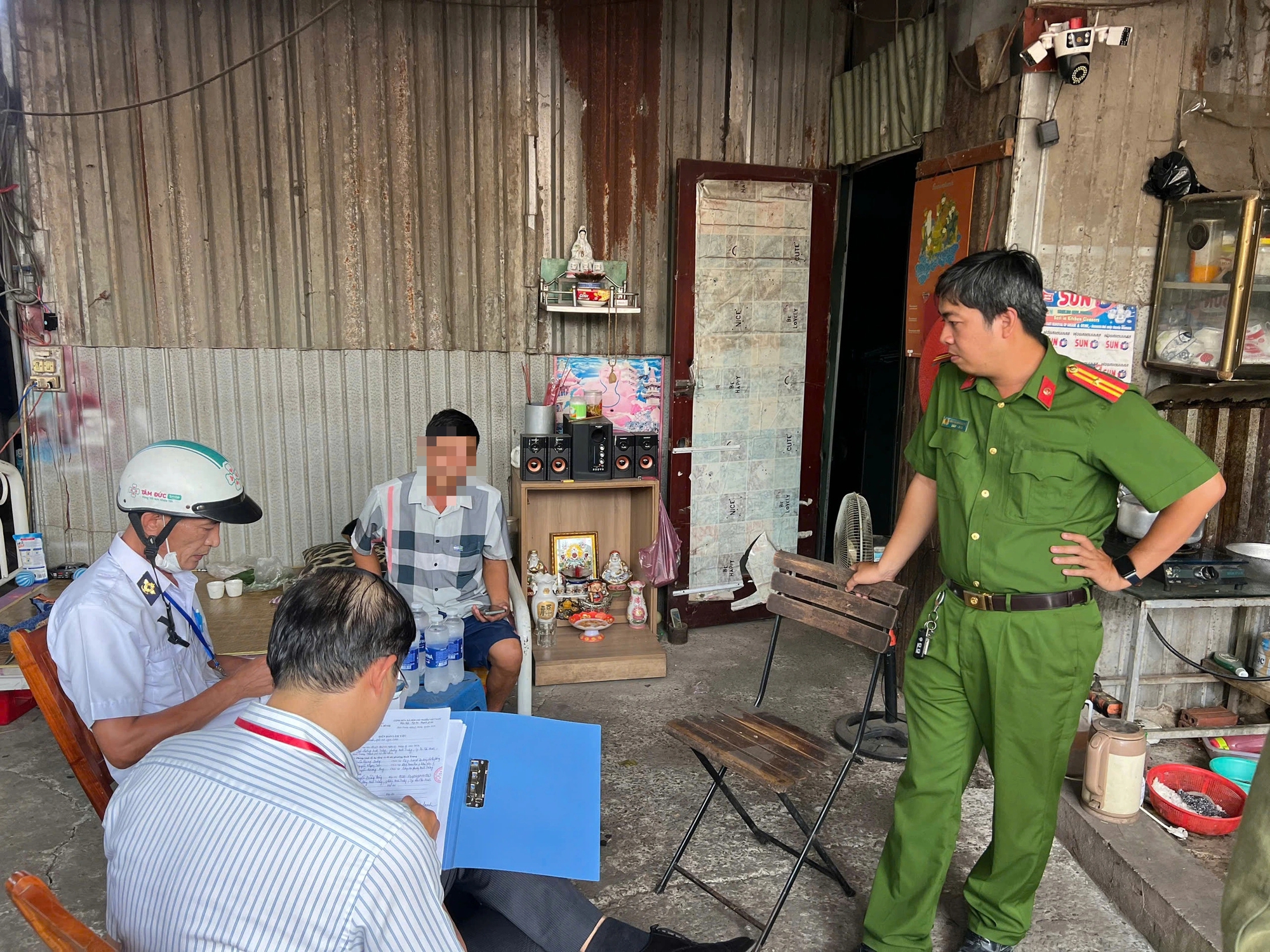 Lò giết mổ gia cầm 'chui', bốc mùi hôi thối trong khu dân cư TP.HCM- Ảnh 2. Lò giết mổ gia cầm 'chui', bốc mùi hôi thối trong khu dân cư TP.HCM- Ảnh 2.