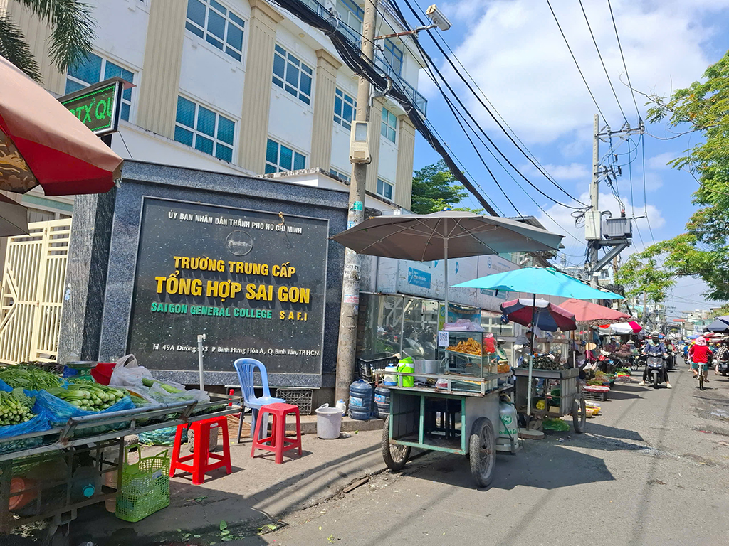 Bán hàng lấn chiếm vỉa hè: Nguy hiểm tiềm tàng trước cổng trường