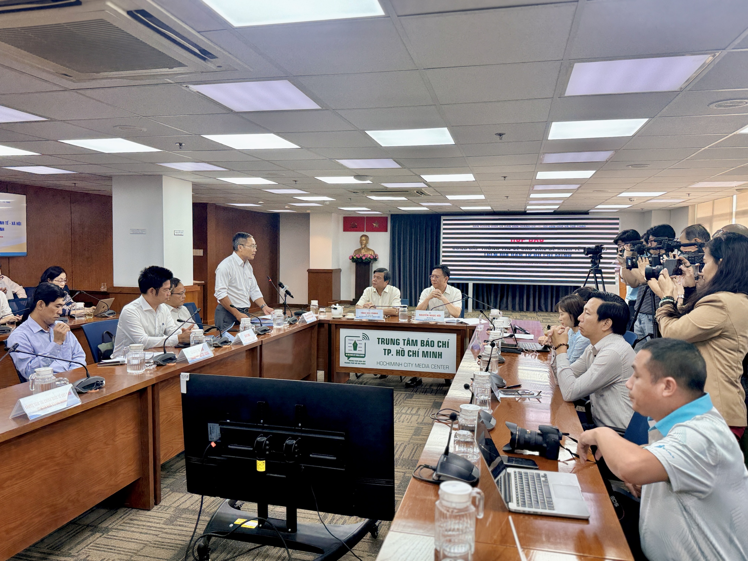 Bệnh tay chân miệng tại TP.HCM tăng gần 200%, trẻ dưới 5 tuổi nguy cơ - Ảnh 2.