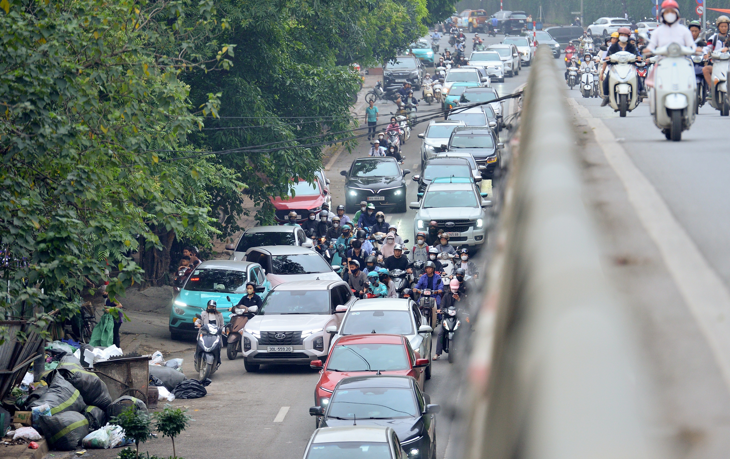 Đại lộ Thăng Long &ugrave;n tắc d&agrave;i, người d&acirc;n chật vật về nh&agrave; giờ tan tầm- Ảnh 7.