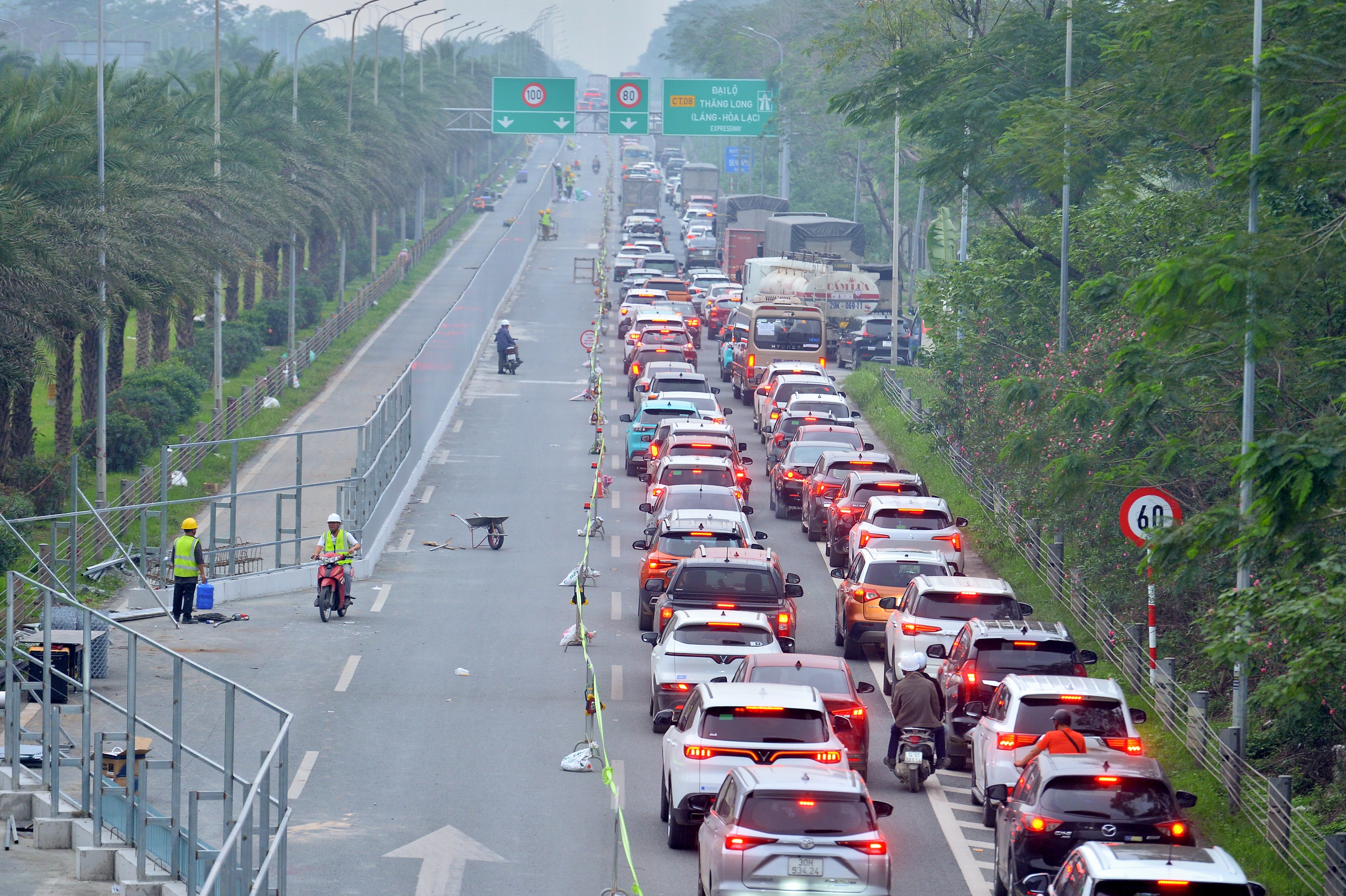 Đại lộ Thăng Long &ugrave;n tắc d&agrave;i, người d&acirc;n chật vật về nh&agrave; giờ tan tầm- Ảnh 8.